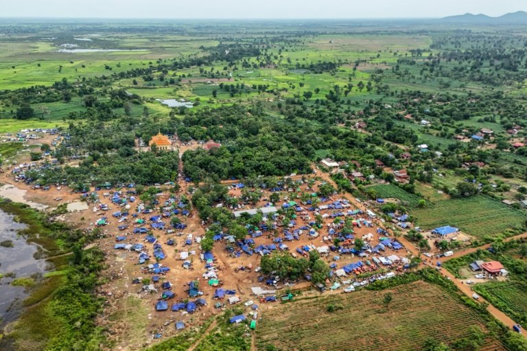 Thailand and Cambodia to hold peace talks after more border clashes - Ảnh 3.