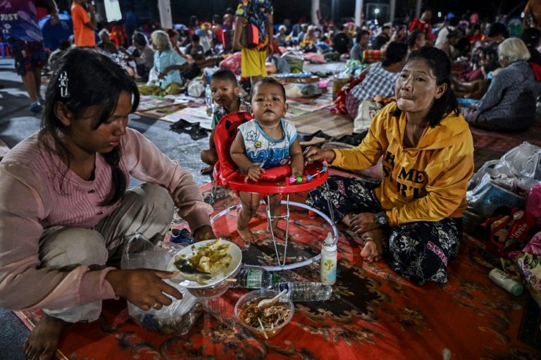 Thailand and Cambodia to hold peace talks after more border clashes - Ảnh 2.