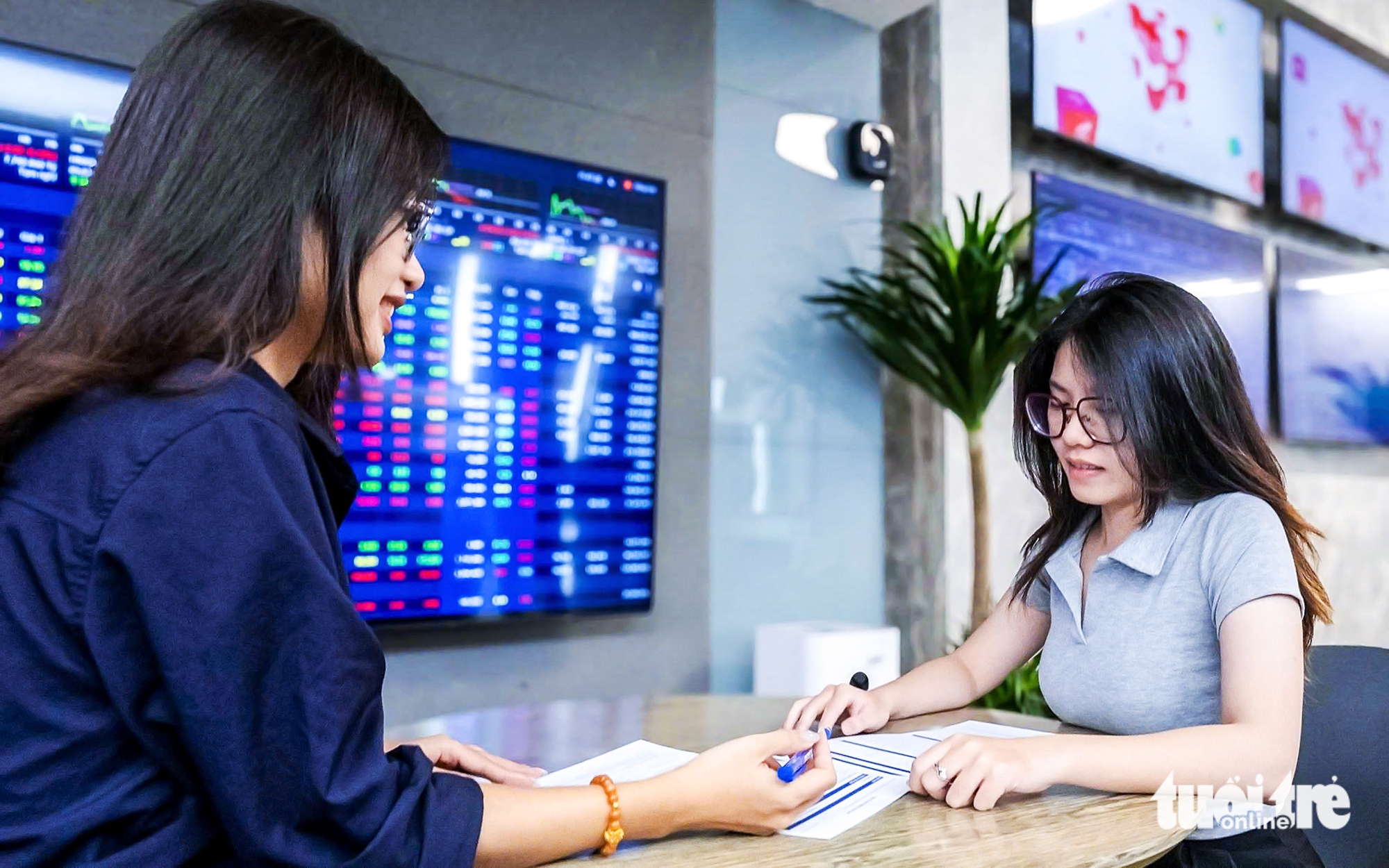 Chứng khoán tuần mới ra sao sau khi vượt đỉnh lịch sử? - Ảnh 1. chứng khoán - Ảnh 1.