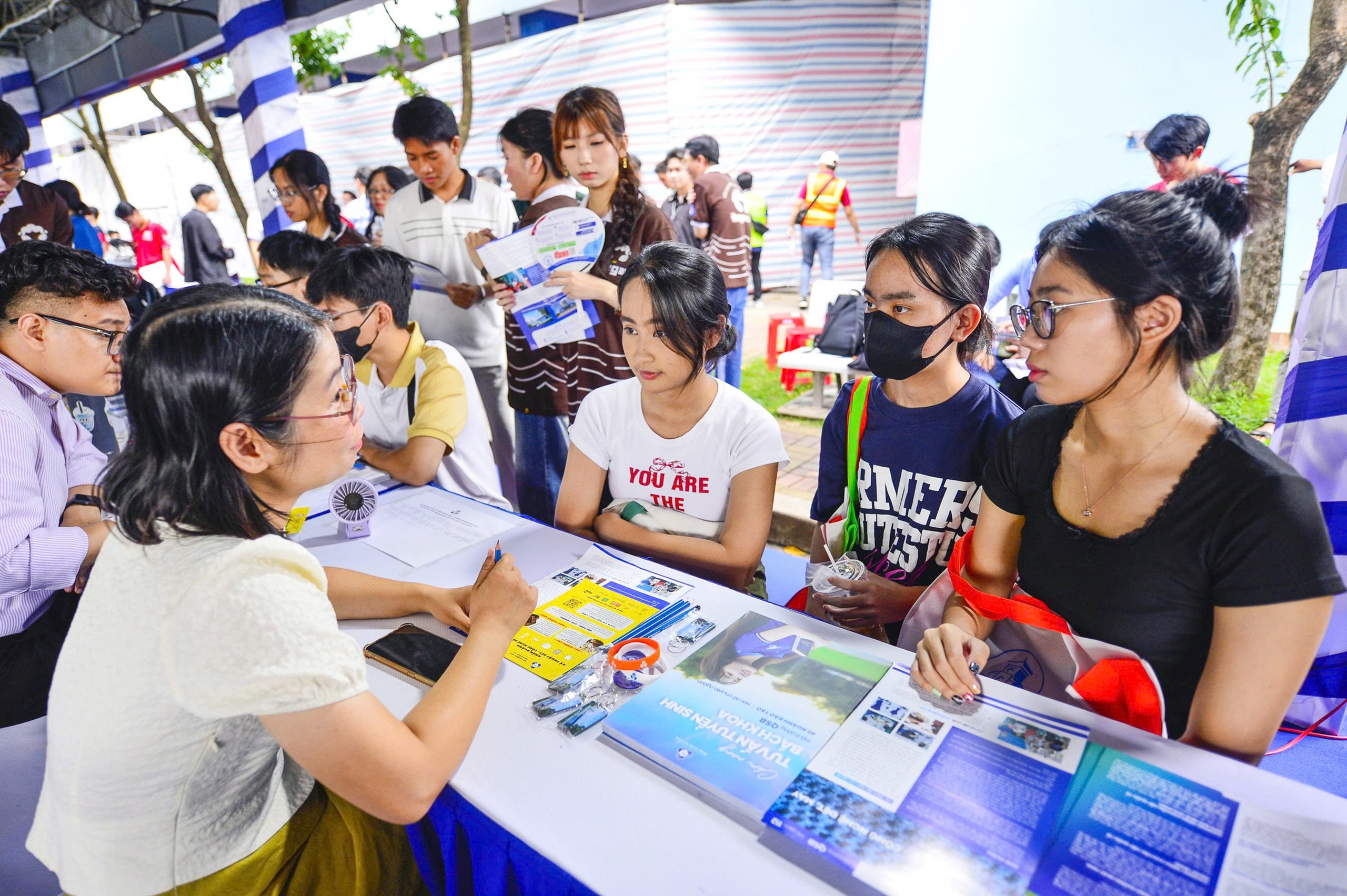 Tuyển sinh 2025: Rối quy đổi điểm xét tuyển - Ảnh 1. điểm xét tuyển - Ảnh 1.