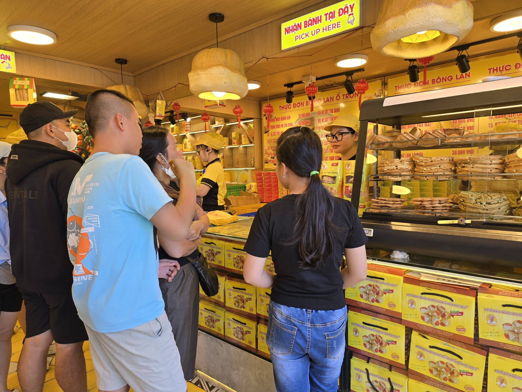 What makes Vung Tau’s salted egg sponge cake so popular?- Ảnh 3. What makes Vung Tau’s salted egg sponge cake so popular?- Ảnh 3.