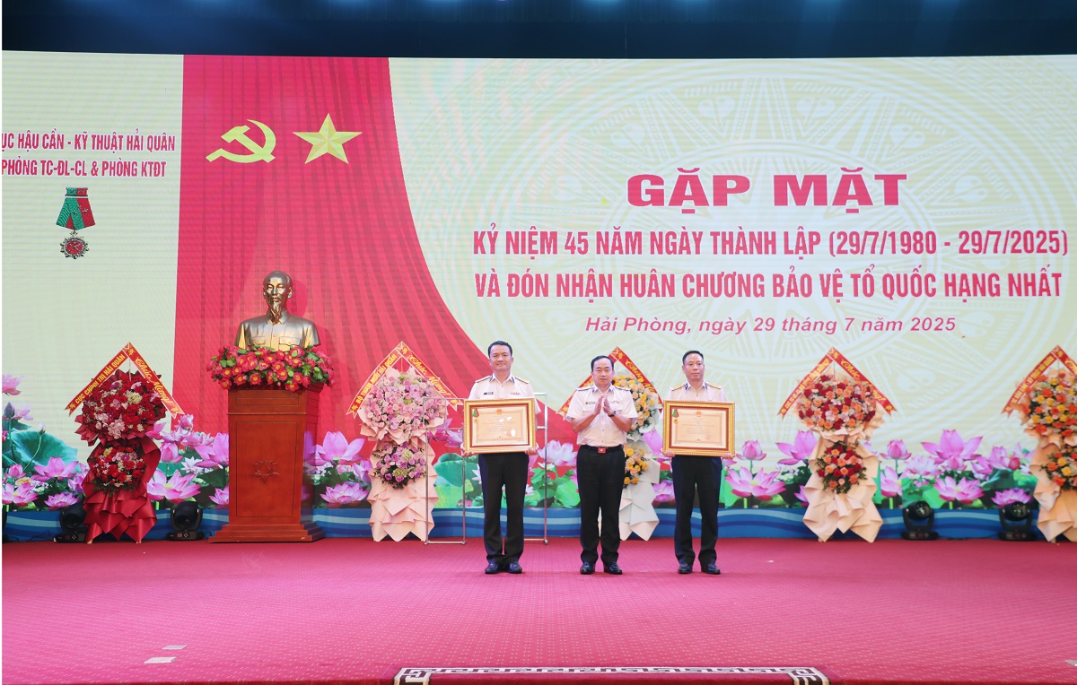 Hai phòng của Quân chủng Hải quân đón nhận Huân chương Bảo vệ Tổ quốc hạng nhất - Ảnh 1.