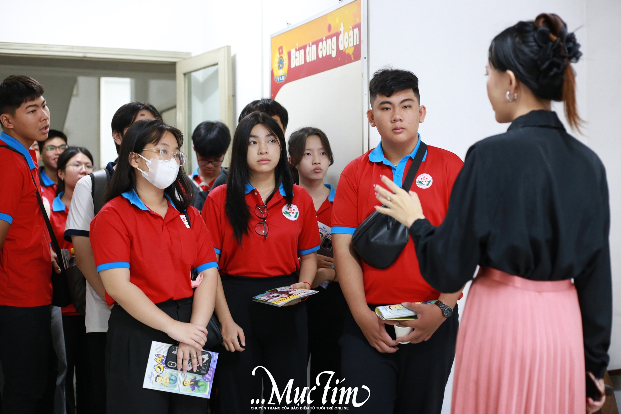 Chiến sĩ Hoa phượng đỏ Trường THPT Ten Lơ Man trải nghiệm làm báo cùng Mực Tím - Ảnh 5.