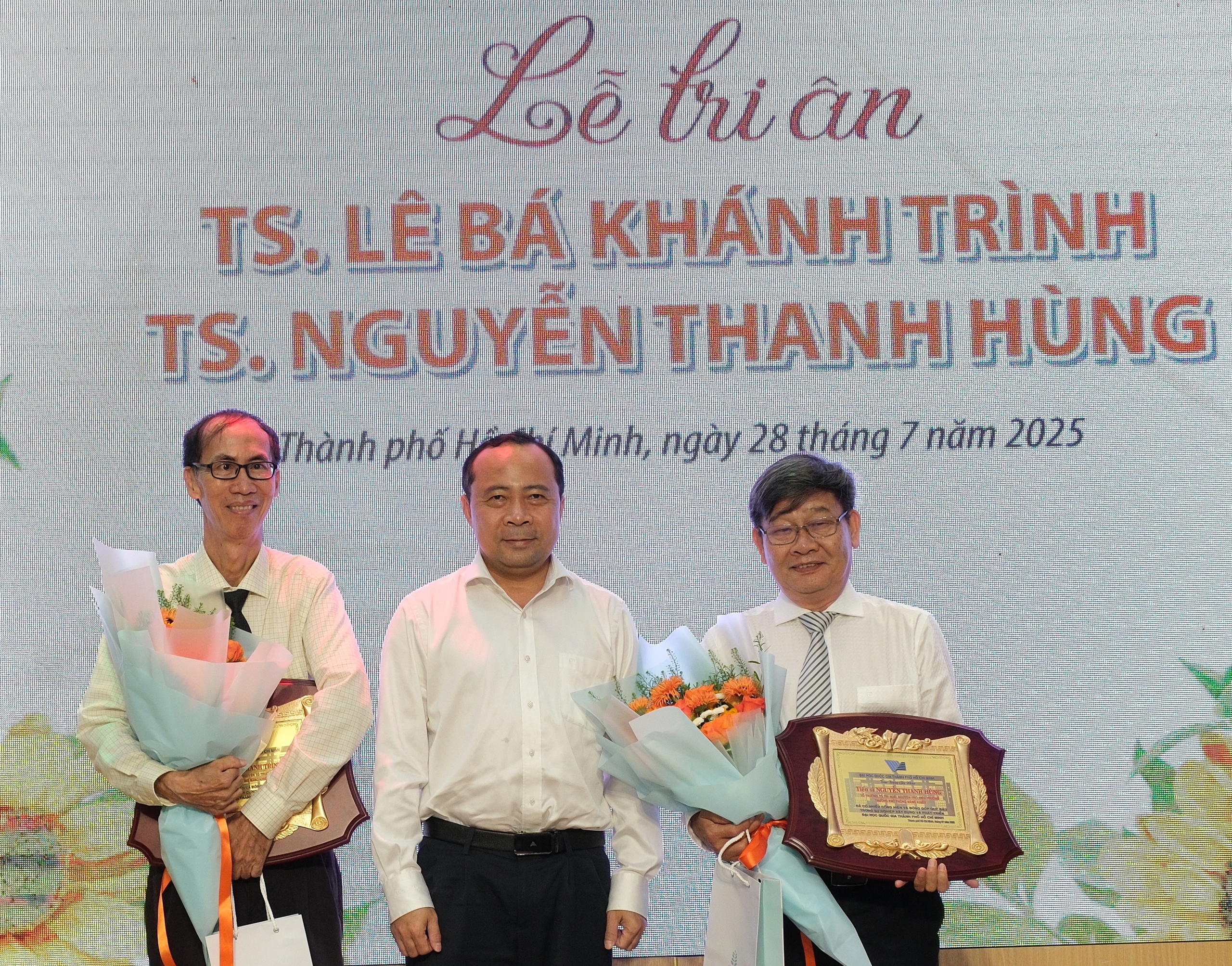 Trường Phổ thông Năng khiếu tri ân thầy Lê Bá Khánh Trình và thầy Nguyễn Thanh Hùng - Ảnh 1.