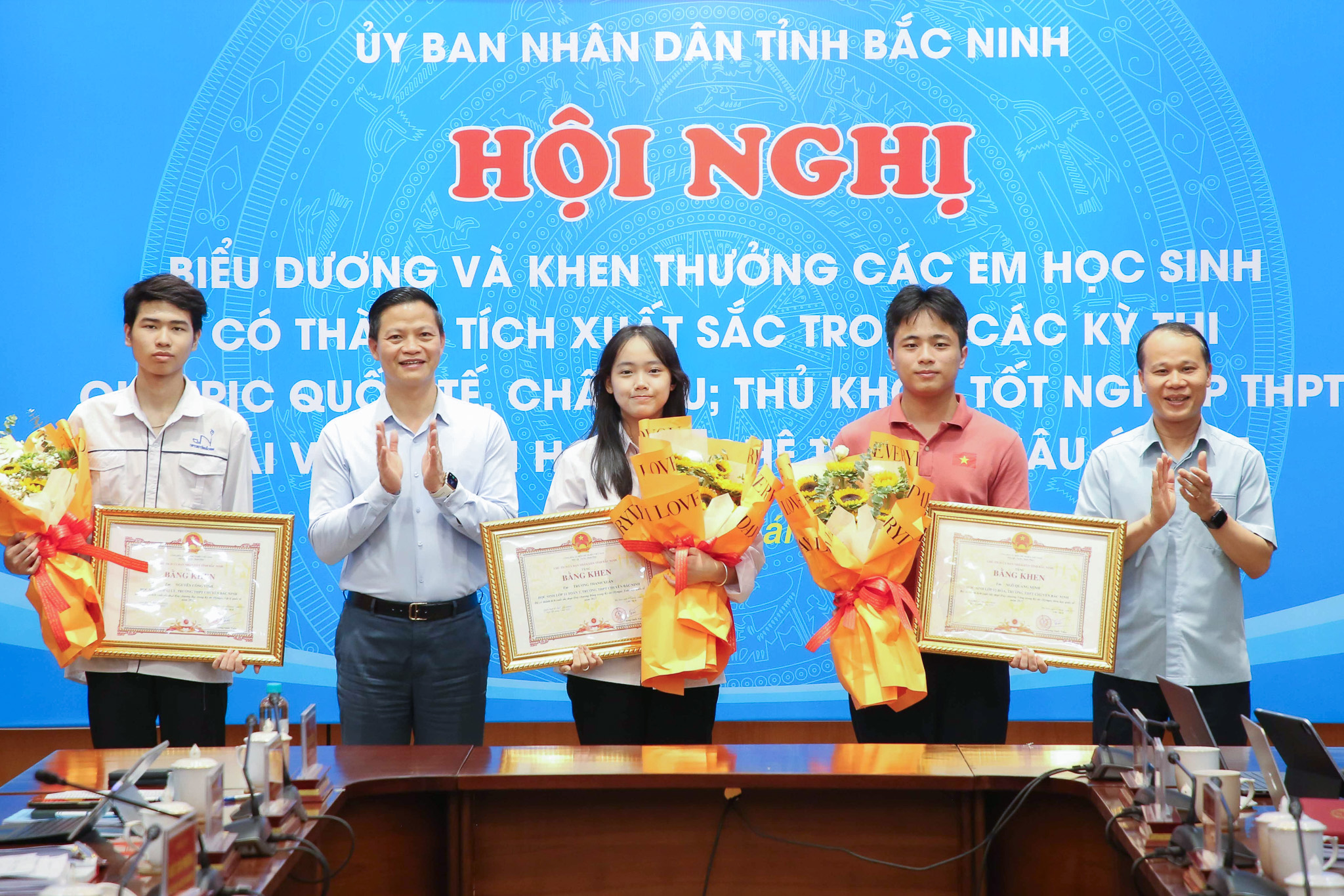 Bắc Ninh thưởng 'nóng' tiền tỉ cho học sinh đạt huy chương Olympic quốc tế - Ảnh 1. Bắc Ninh thưởng tiền tỉ cho các học sinh đạt huy chương Olympic quốc tế - Ảnh 1.