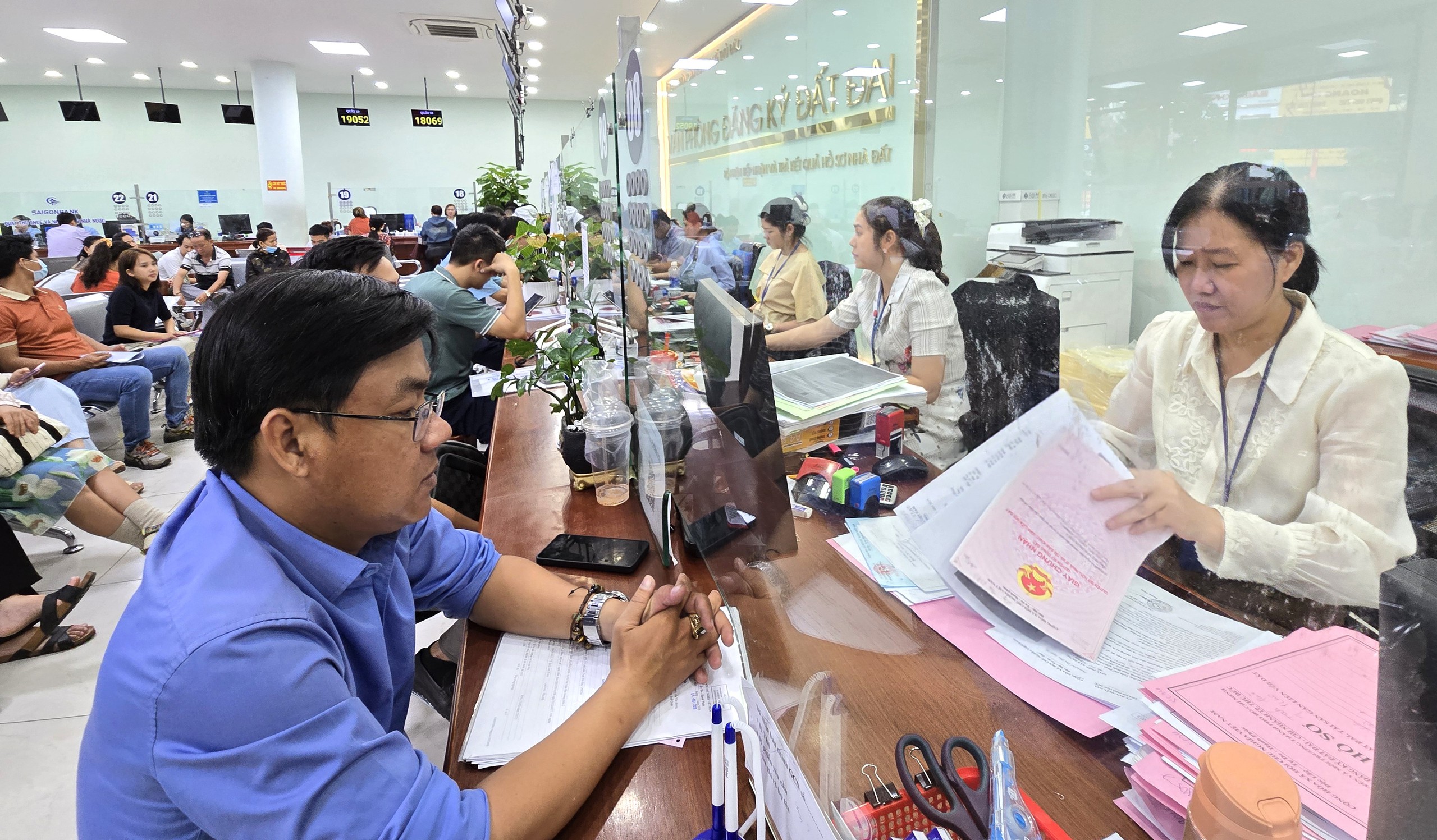 Kiến nghị vẫn áp dụng 3 bảng giá đất hiện hữu tại TP.HCM đến cuối năm 2025 - Ảnh 1.