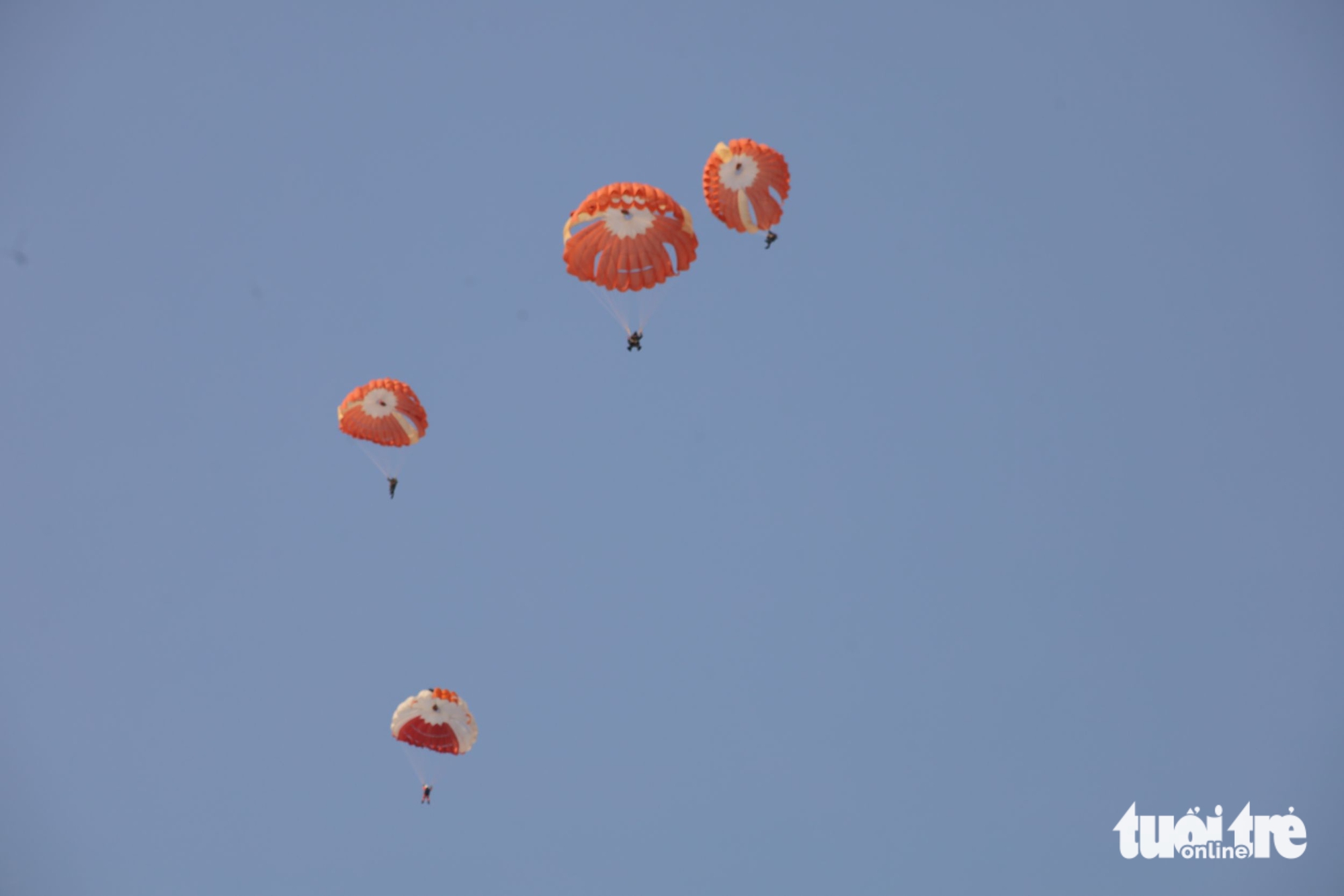 Vietnam Air Force cadets, special forces train in parachute drills - Ảnh 1. Vietnam air force cadets, special forces train in parachute drills - Ảnh 1.
