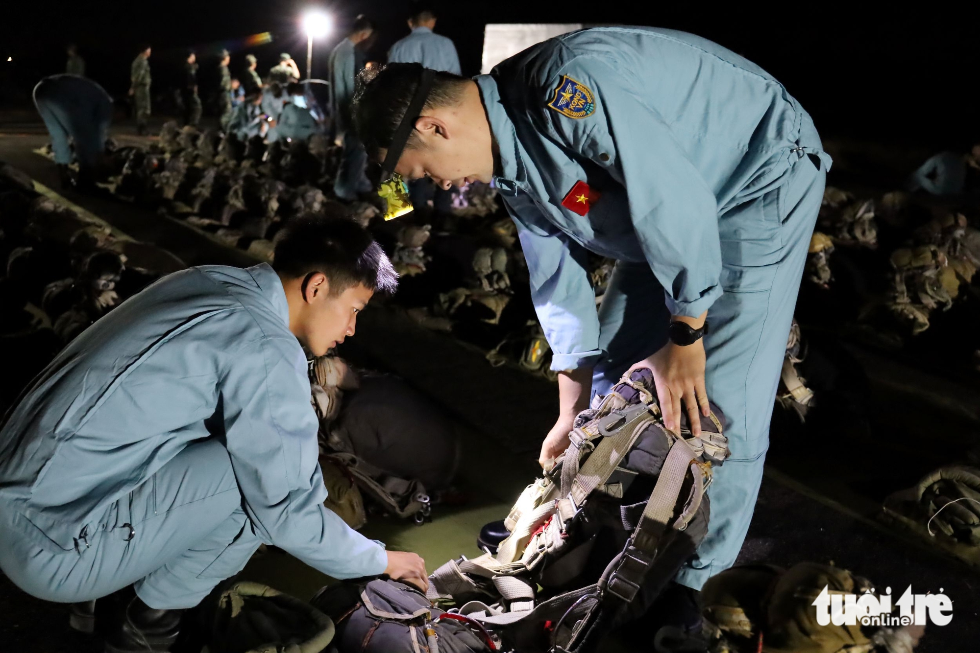 Vietnam Air Force cadets, special forces train in parachute drills - Ảnh 4. Vietnam air force cadets, special forces train in parachute drills - Ảnh 3.