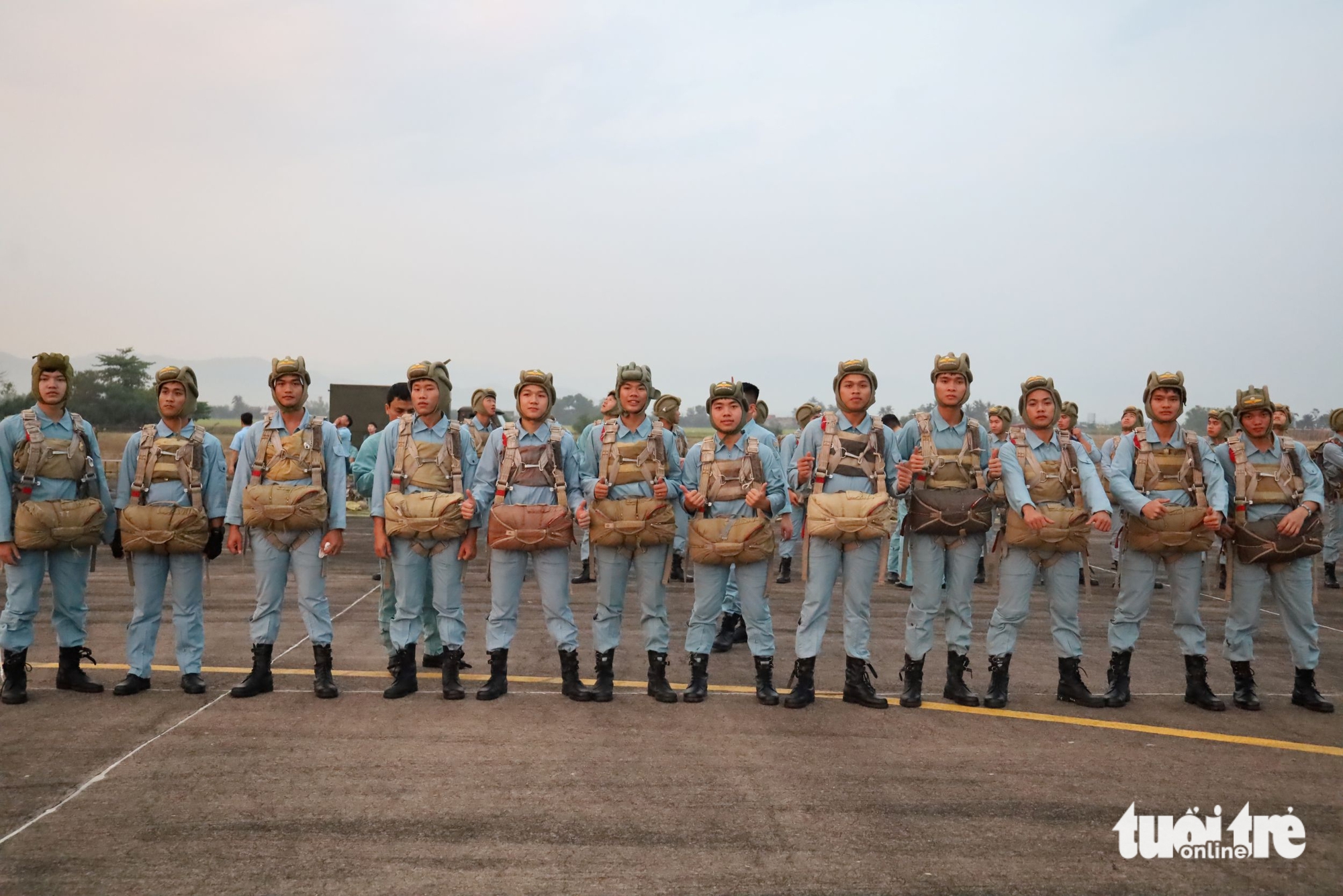 Vietnam Air Force cadets, special forces train in parachute drills - Ảnh 5. Vietnam air force cadets, special forces train in parachute drills - Ảnh 4.