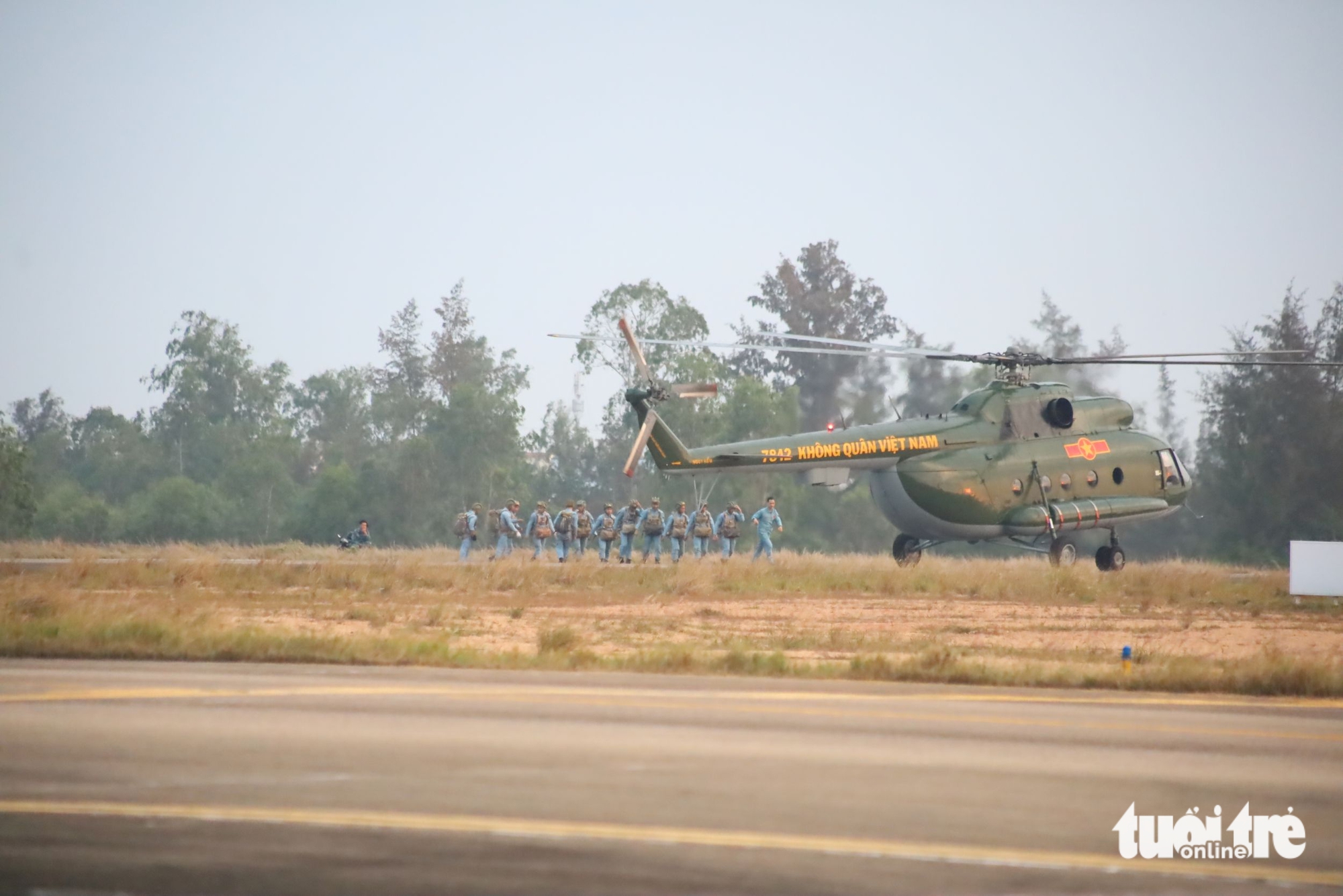 Vietnam Air Force cadets, special forces train in parachute drills - Ảnh 6. Vietnam air force cadets, special forces train in parachute drills - Ảnh 5.