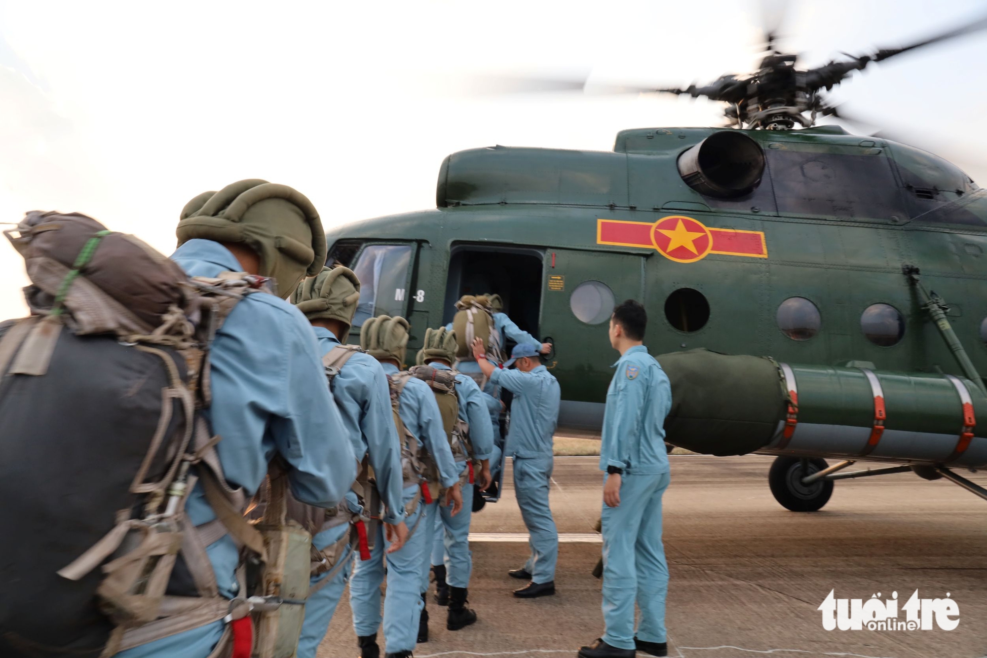 Vietnam Air Force cadets, special forces train in parachute drills - Ảnh 7. Vietnam air force cadets, special forces train in parachute drills - Ảnh 6.