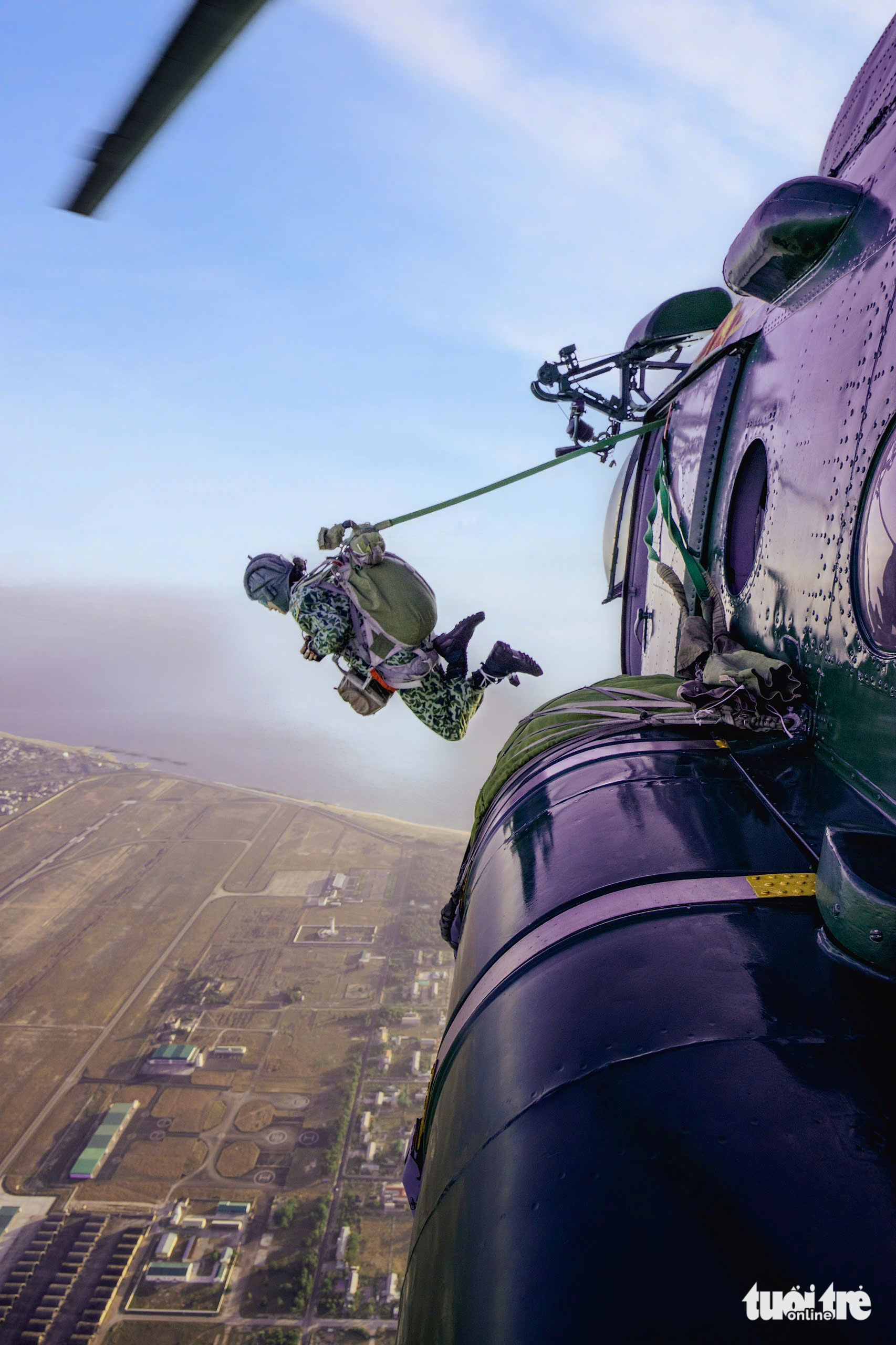 Vietnam Air Force cadets, special forces train in parachute drills - Ảnh 8. Vietnam air force cadets, special forces train in parachute drills - Ảnh 7.