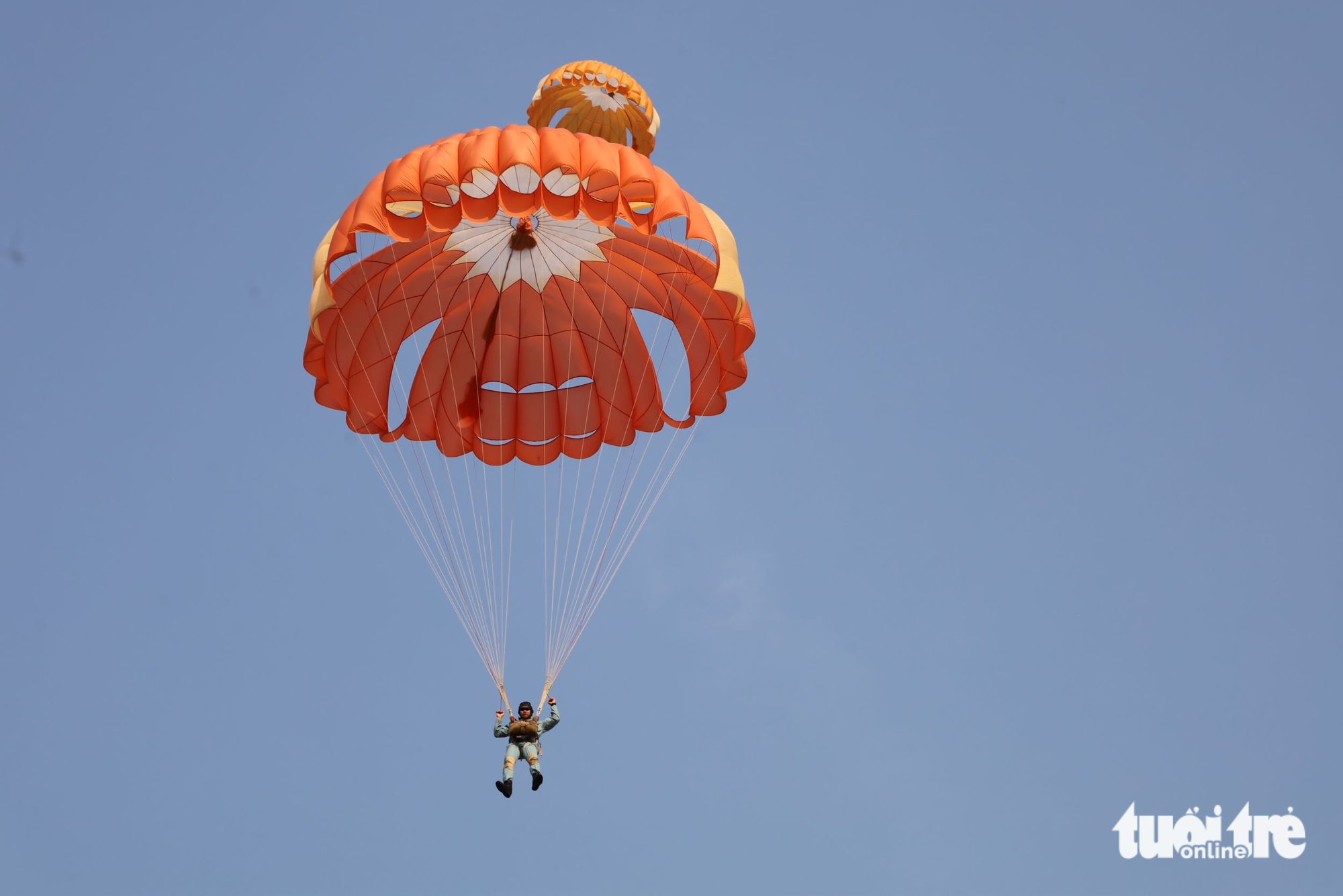 Vietnam Air Force cadets, special forces train in parachute drills - Ảnh 10. Vietnam air force cadets, special forces train in parachute drills - Ảnh 9.