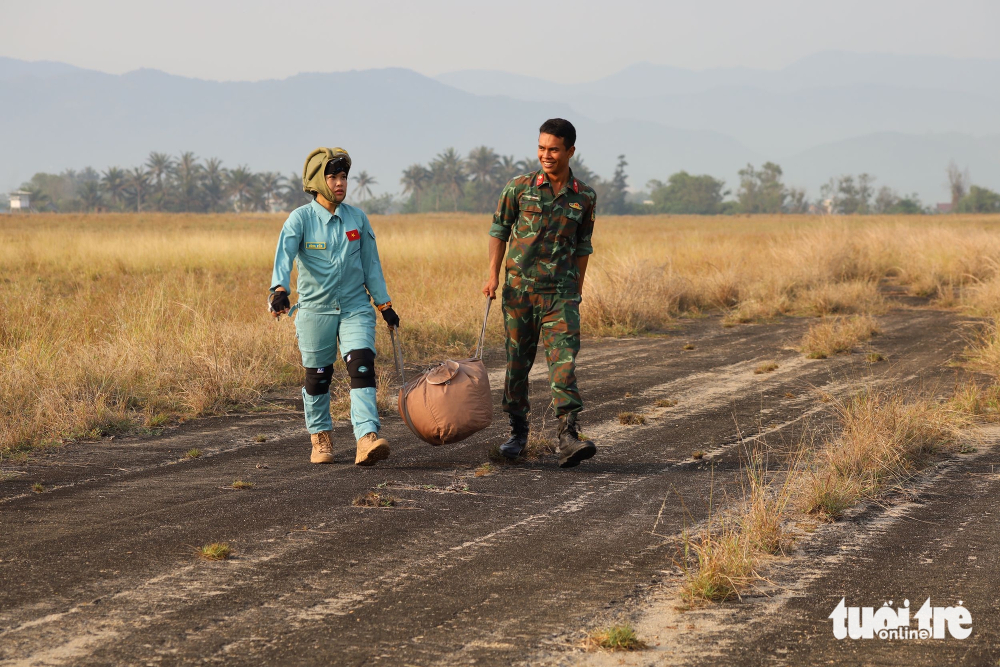 Vietnam Air Force cadets, special forces train in parachute drills - Ảnh 11. Vietnam air force cadets, special forces train in parachute drills - Ảnh 10.