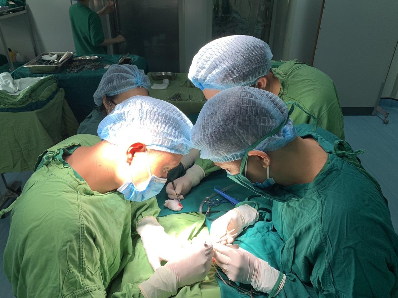 thủng dạ dày - Ảnh 1.