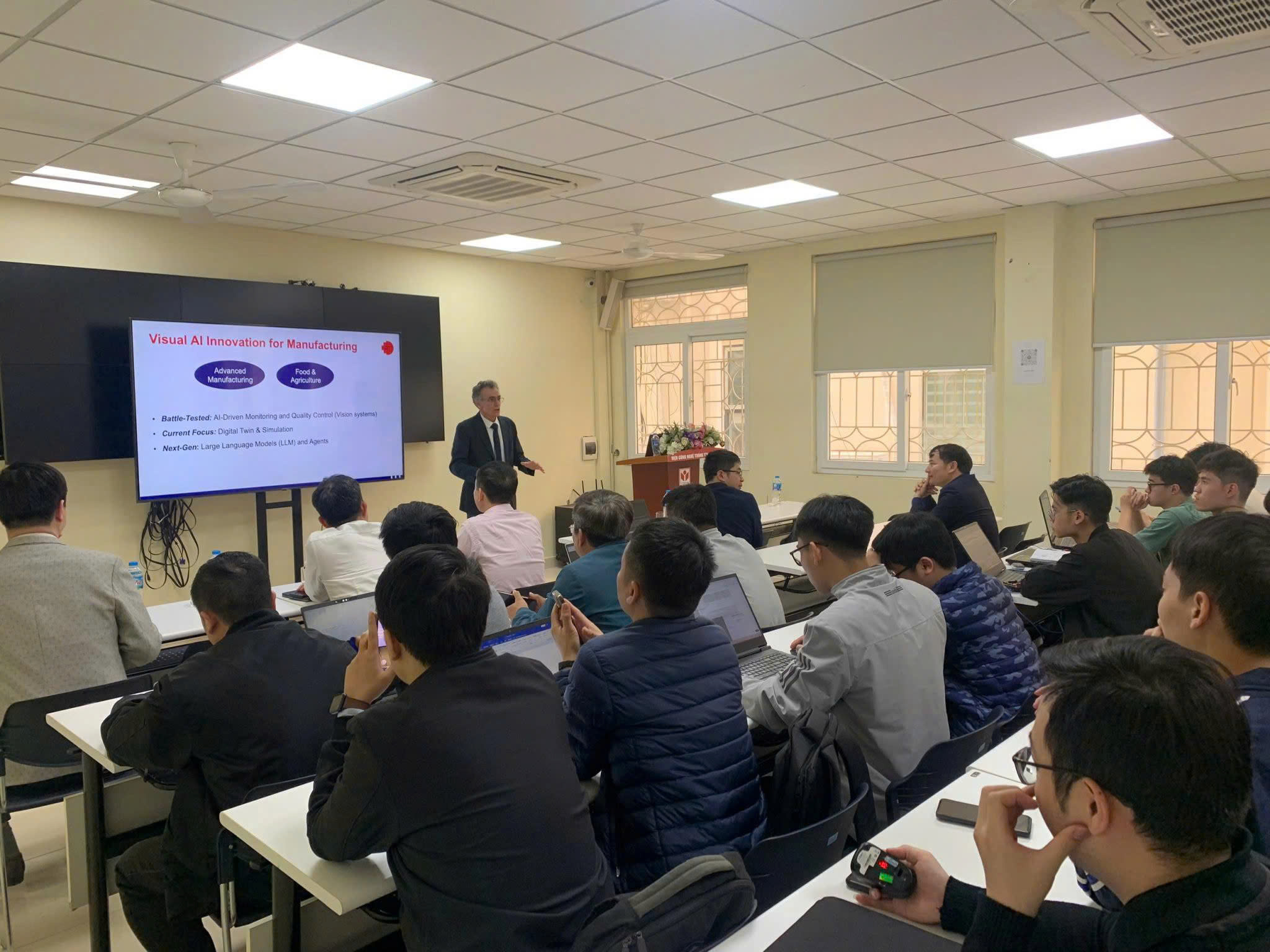 Đại học Quốc gia Hà Nội thí điểm mời 100 giáo sư thỉnh giảng - Ảnh 1.