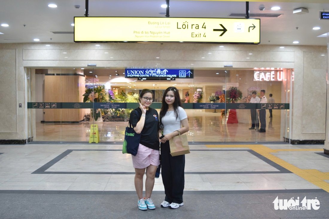 Nhà ga metro trở thành nơi ăn uống, mua sắm, giải trí song tránh xảy ra lộn xộn - Ảnh 1.