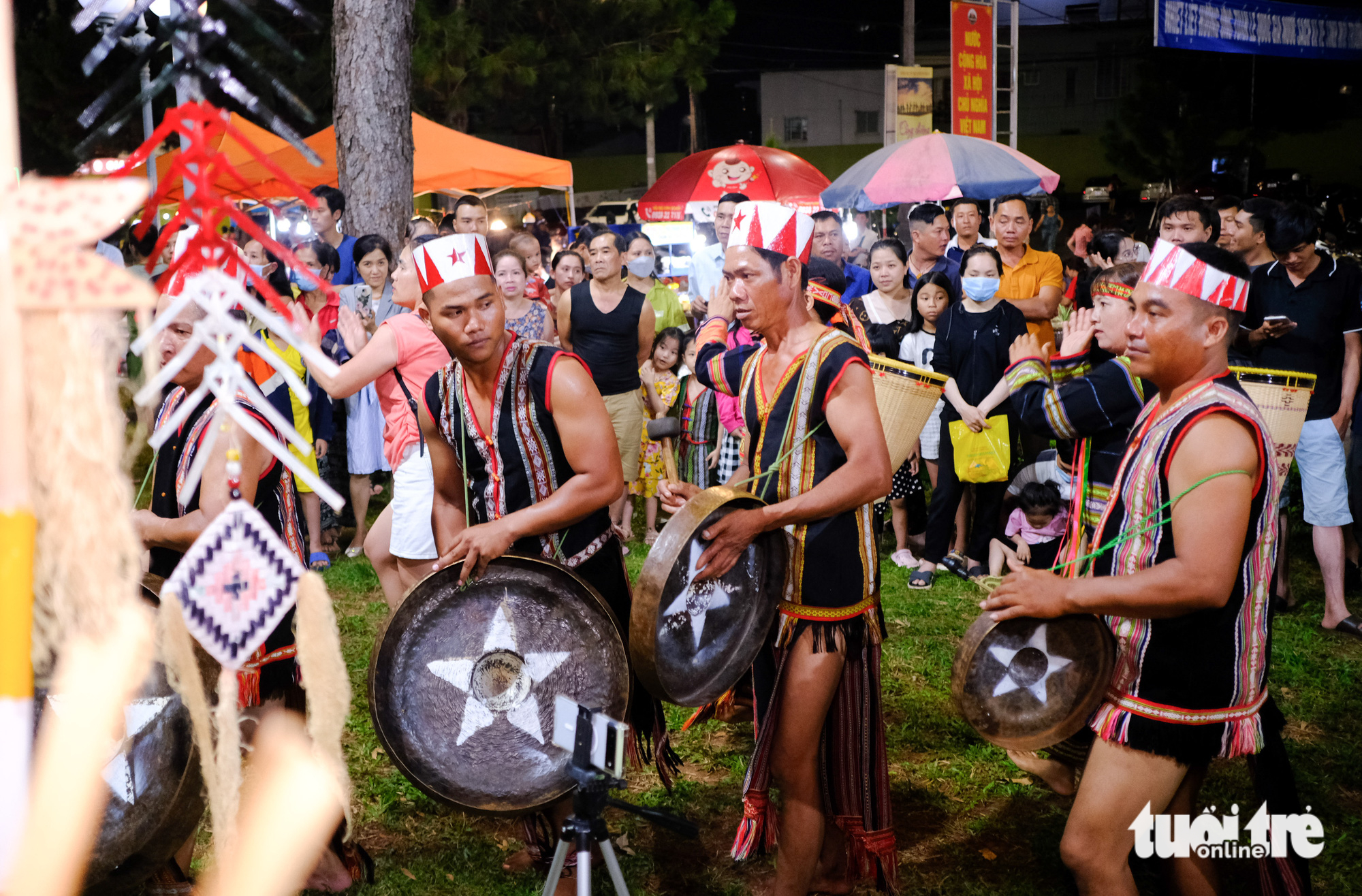 ماهی تن بخورید، در قلب شهر ساحلی کوی نهون، صدای ناقوسهای ارتفاعات مرکزی را تماشا کنید - عکس ۱. Ăn cá ngừ đại dương, xem cồng chiêng Tây Nguyên giữa lòng phố biển Quy Nhơn - Ảnh 1.