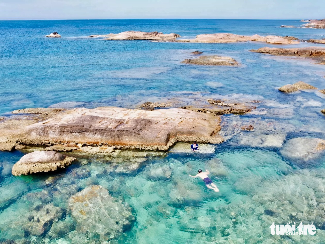 Đắm mình trong 'hồ bơi vô cực' ở biển Đắk Lắk - Ảnh 3.