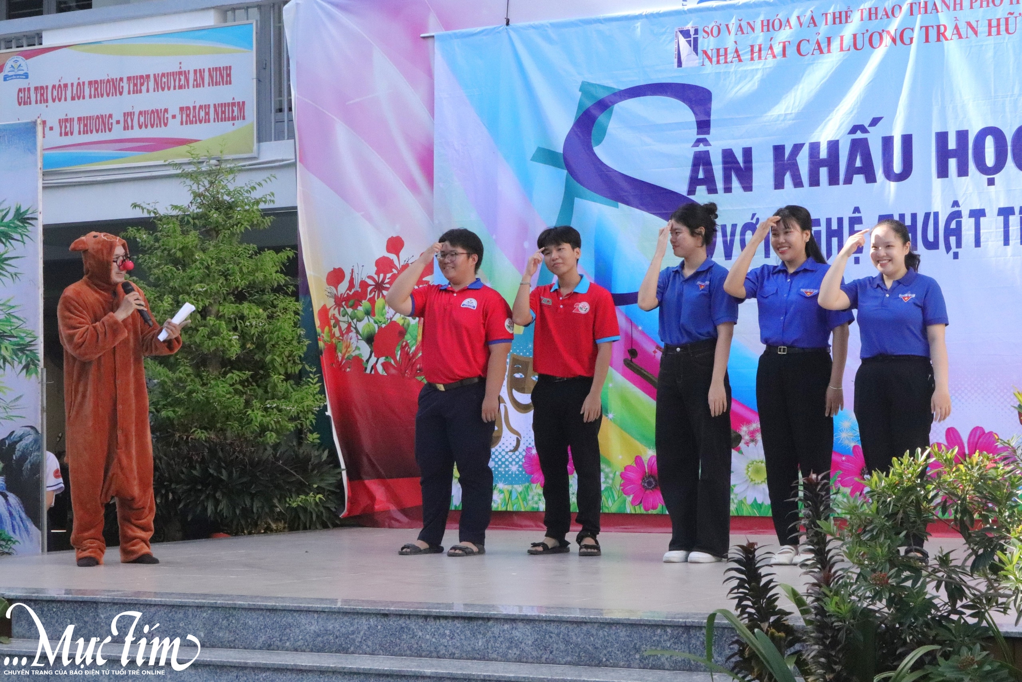 Chiến sĩ Hoa phượng đỏ thưởng thức và trải nghiệm hát cải lương - Ảnh 3.