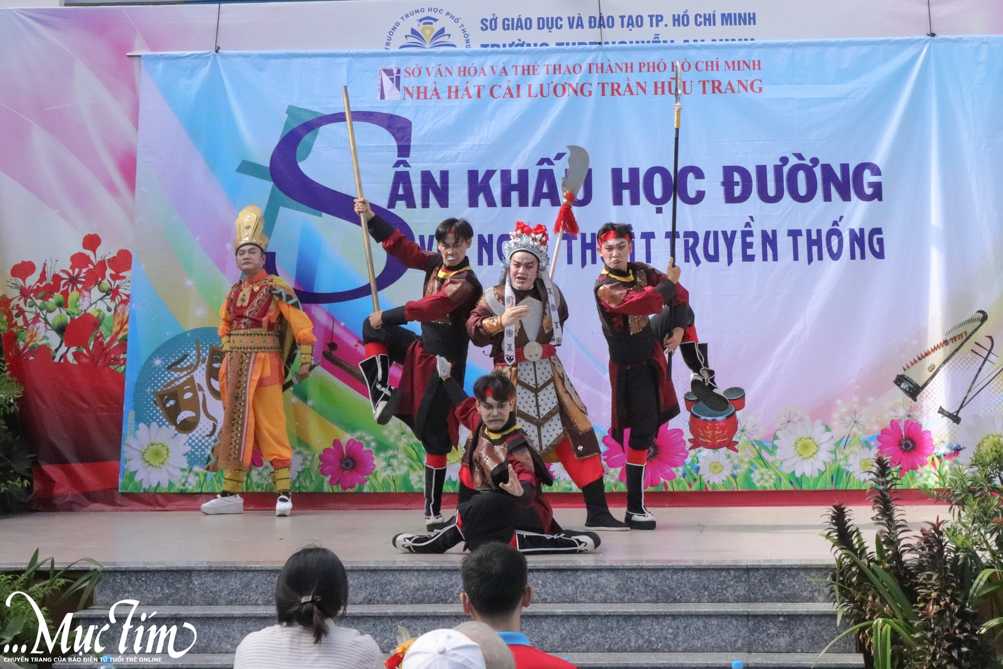 Chiến sĩ Hoa phượng đỏ thưởng thức và trải nghiệm hát cải lương - Ảnh 4.