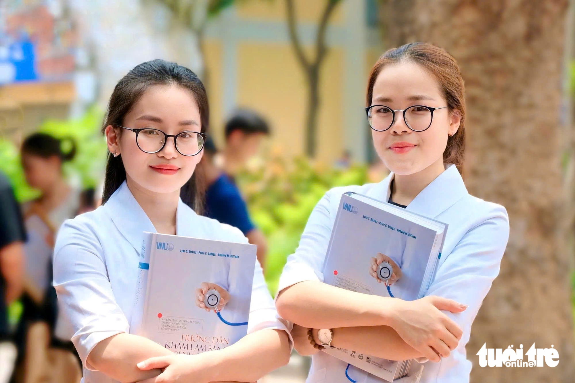 Hai nữ sinh y khoa được cử đến bệnh viện top đầu ở Pháp thực tập - Ảnh 1.
