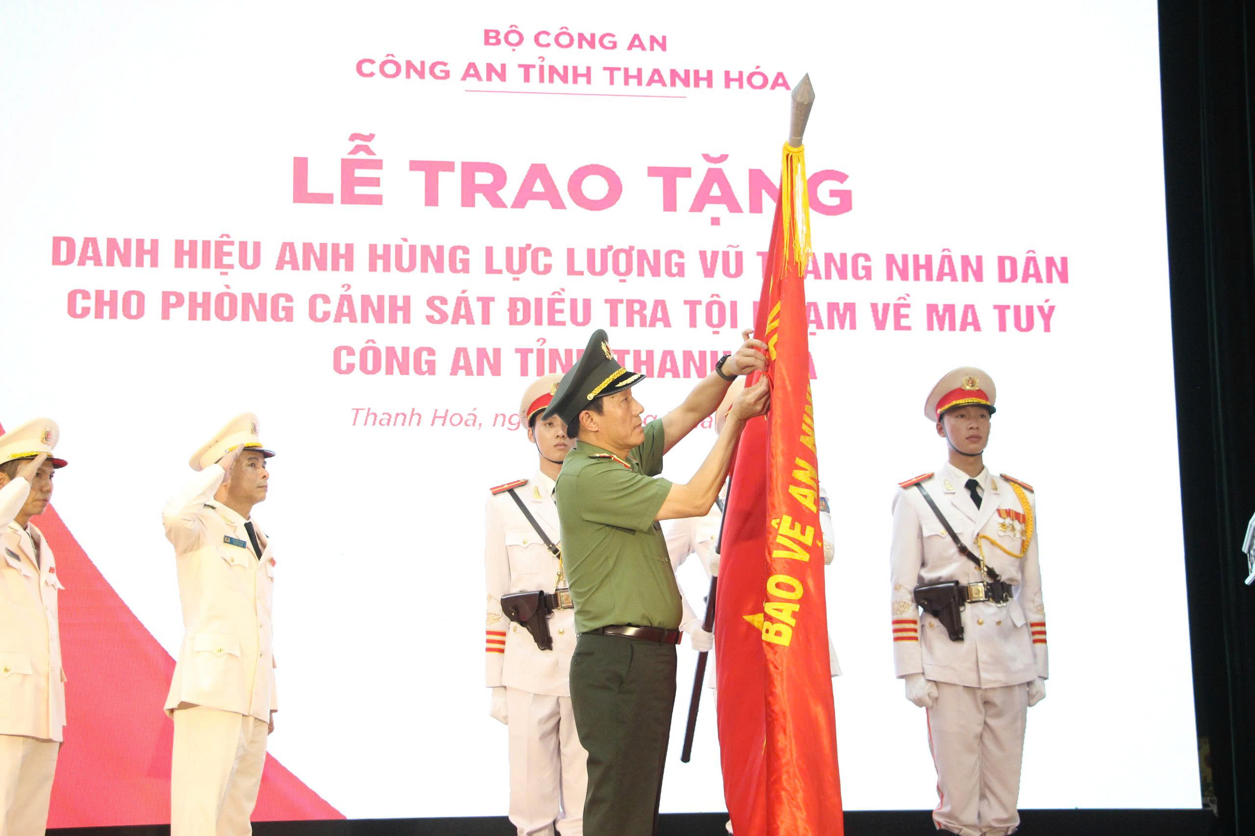 Phòng Cảnh sát điều tra tội phạm về ma túy, Công an tỉnh Thanh Hóa đón danh hiệu Anh hùng - Ảnh 2.