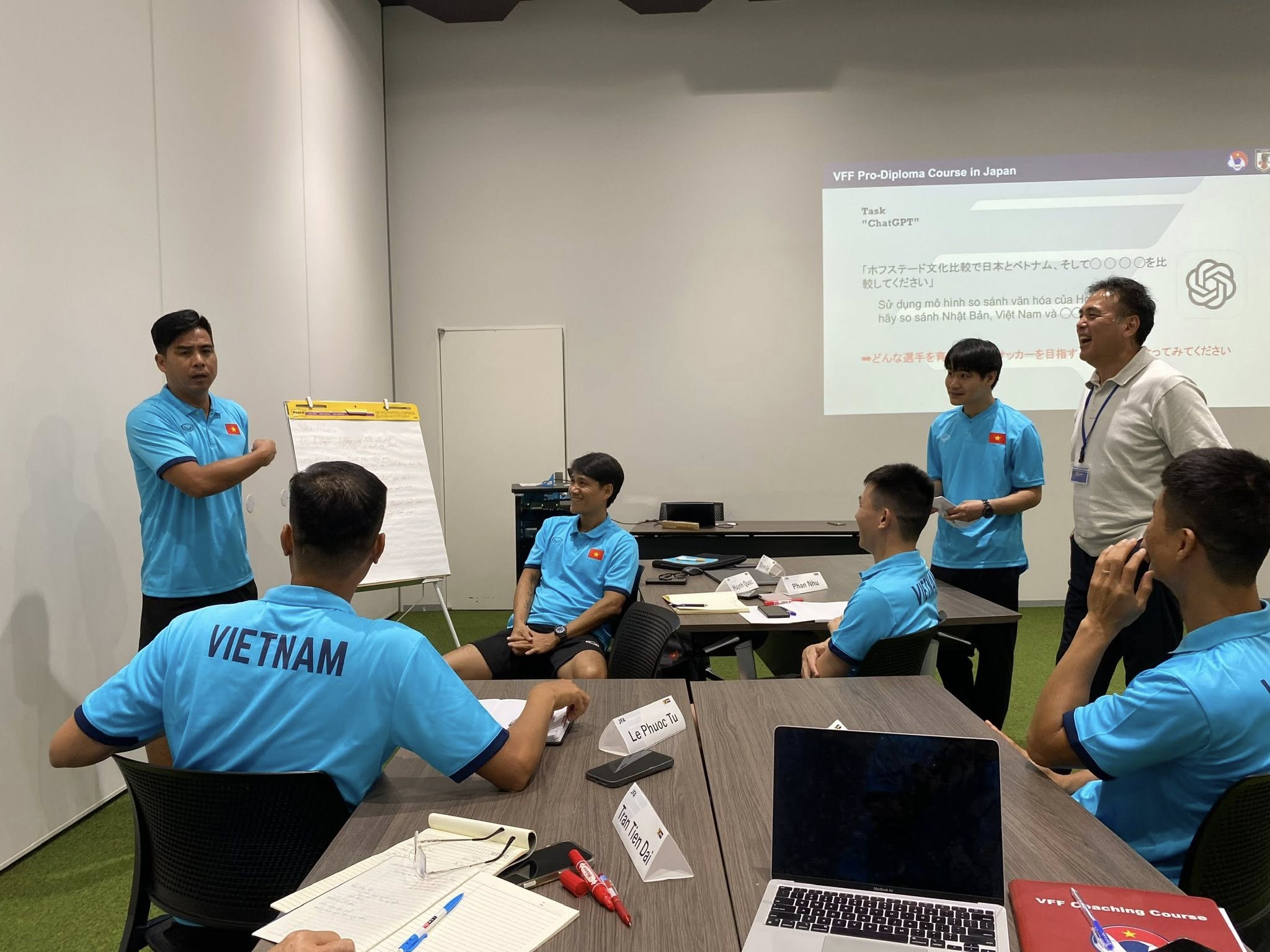 HLV Việt Thắng sắp dẫn dắt Công Phượng - Ảnh 1.