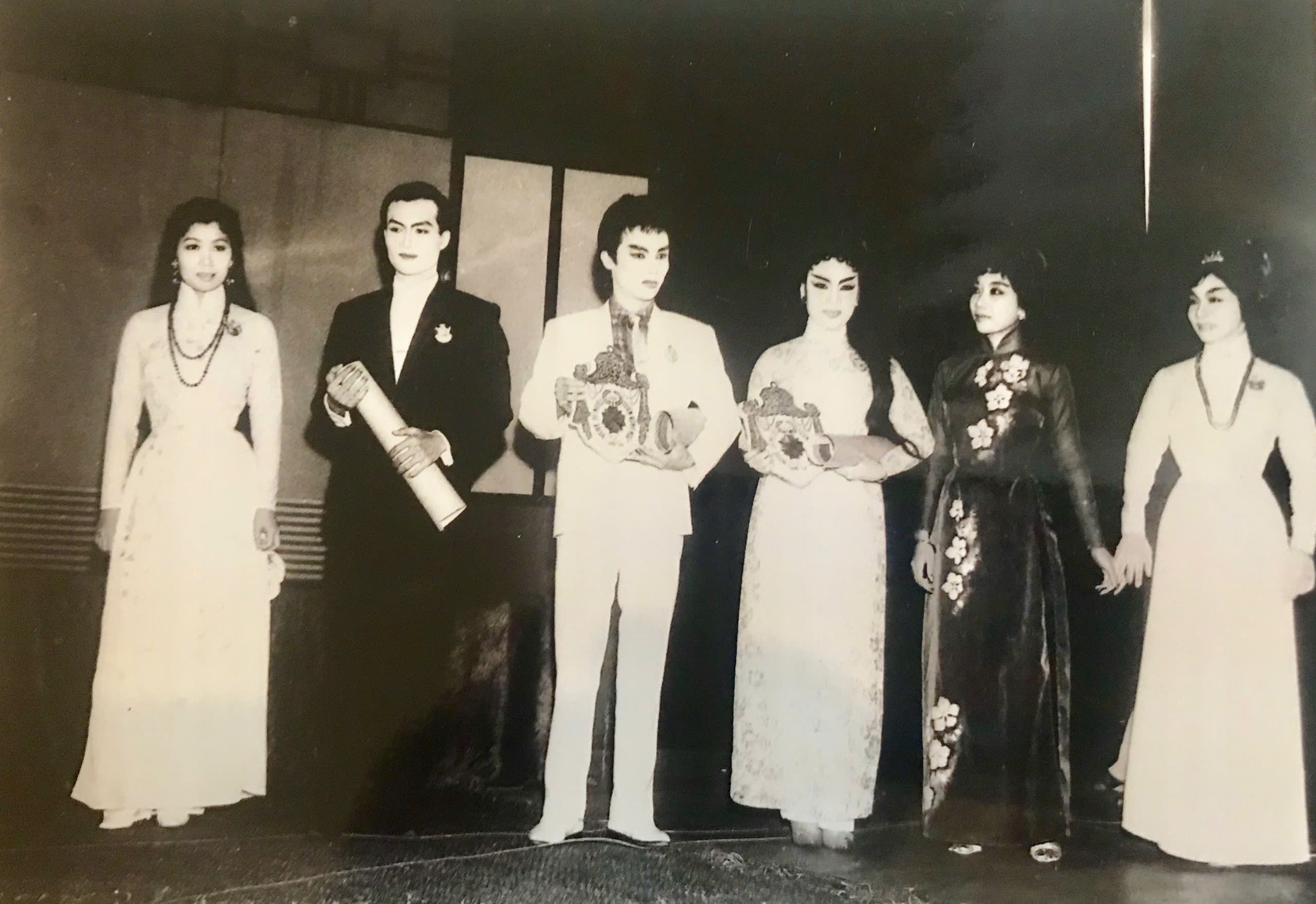Artikel lama menyebutkan Le Thuy memenangkan penghargaan Thanh Tam hanya dengan peran pendukung - Foto 3. Bài báo cũ nhắc chuyện Lệ Thủy đoạt giải Thanh Tâm chỉ bằng vai phụ - Ảnh 3.