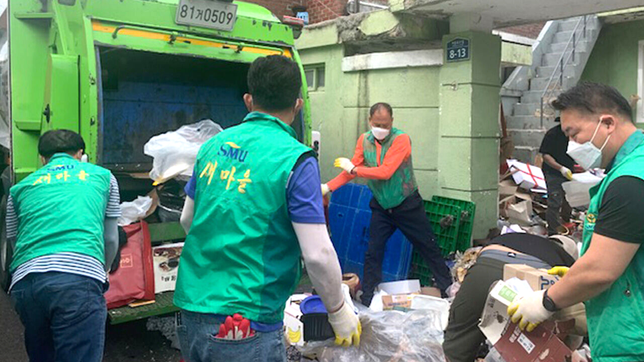 Sốc: Một nhà 3 người tích trữ hơn 80 tấn rác, dọn ba ngày mới xong ...
