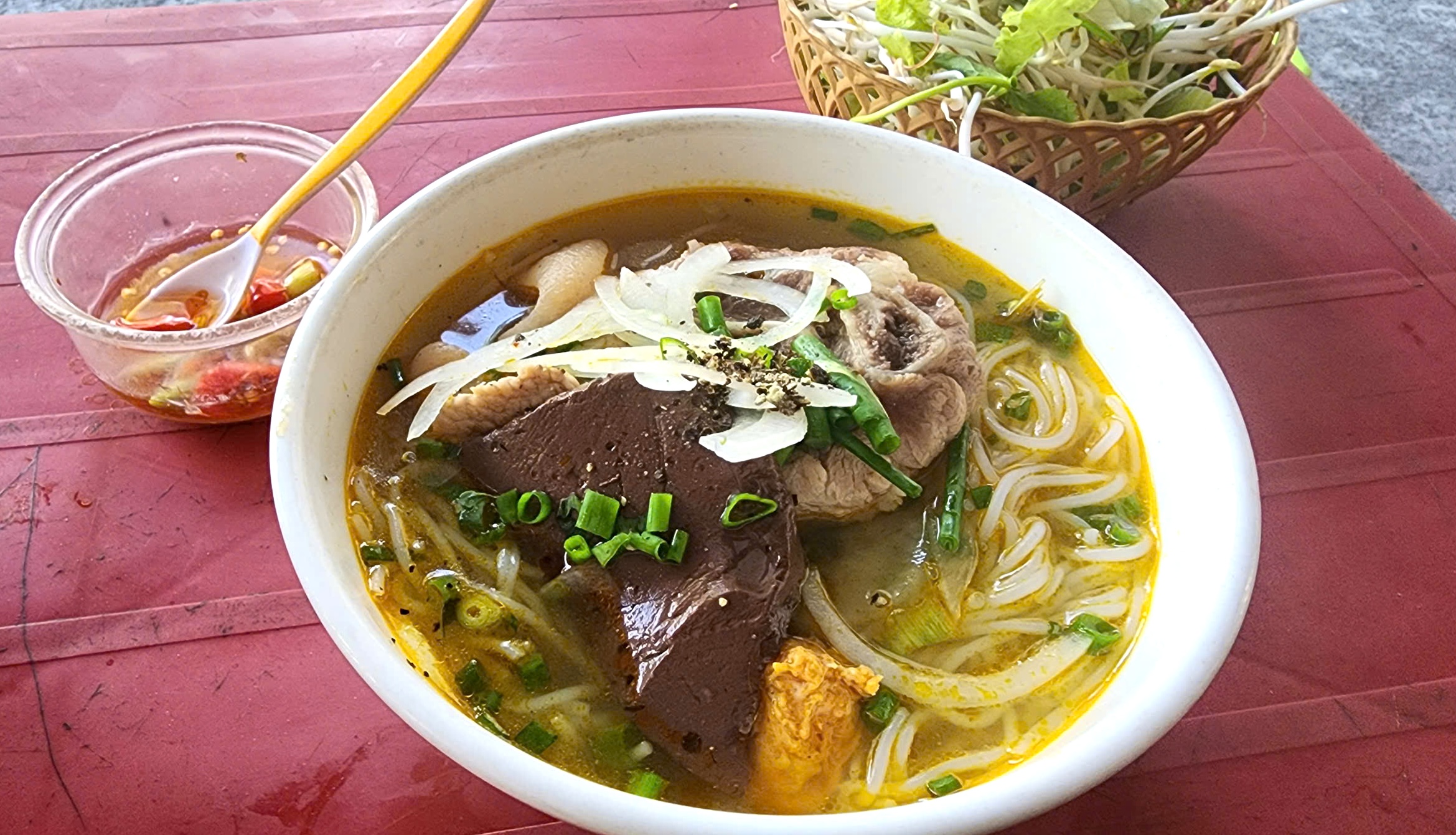 BÚN BÒ HUẾ - Ảnh 1.