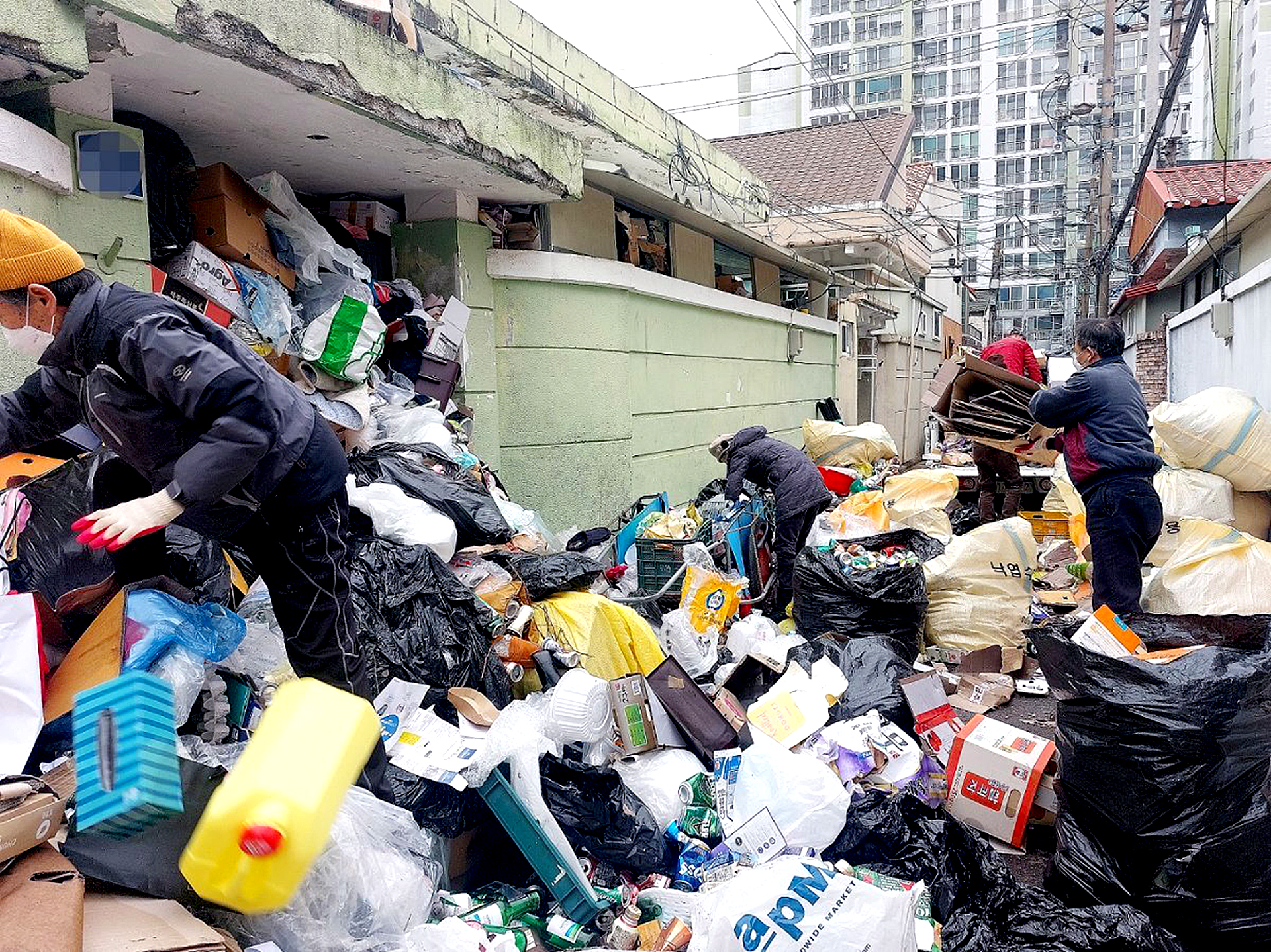 Sốc: Một nhà 3 người tích trữ hơn 80 tấn rác, dọn ba ngày mới xong - Ảnh 1.