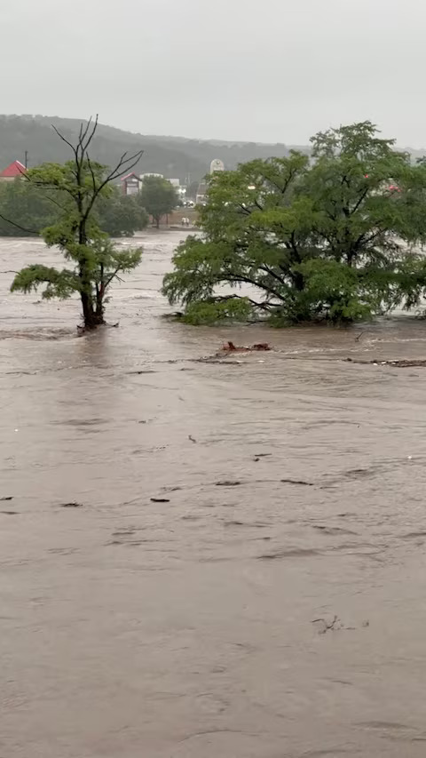 At least 24 dead in Texas flash flooding; two dozen young campers missing - Ảnh 3.