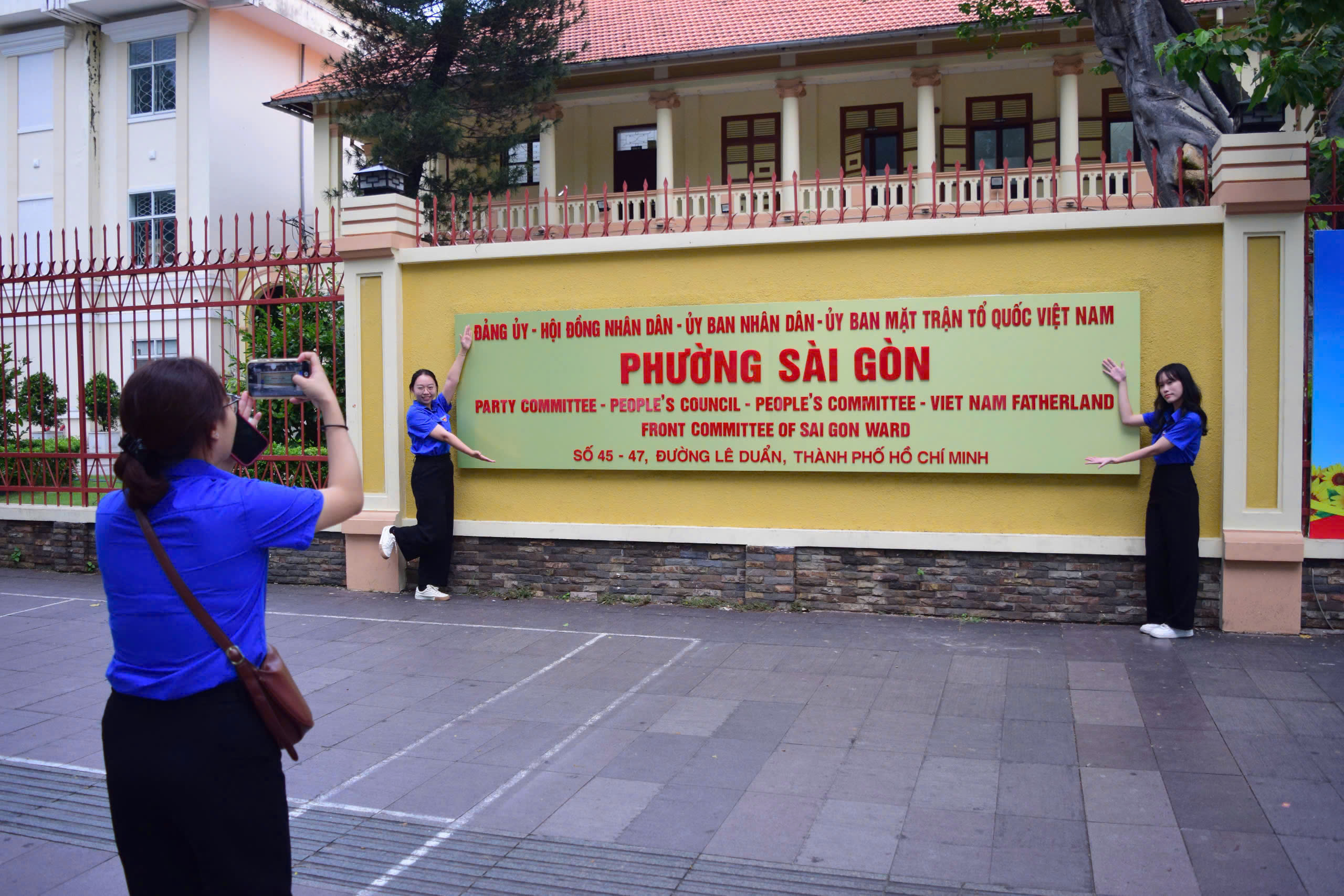 Bảng tên phường Sài Gòn thu hút người dân đến check-in- Ảnh 1. Trụ sở phường Sài Gòn thu hút người dân đến check-in - Ảnh 1.