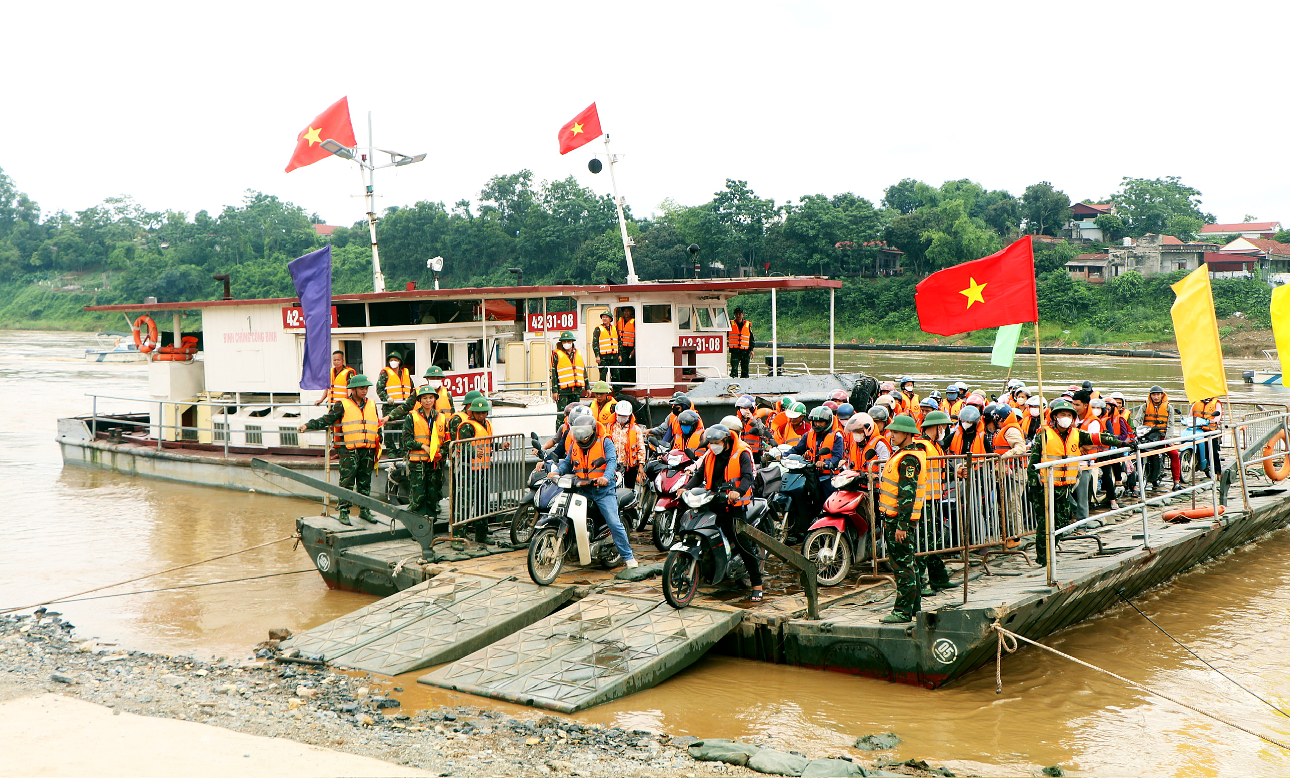 Phà quân sự vận hành trở lại cho người dân qua khu vực cầu Phong Châu - Ảnh 1.