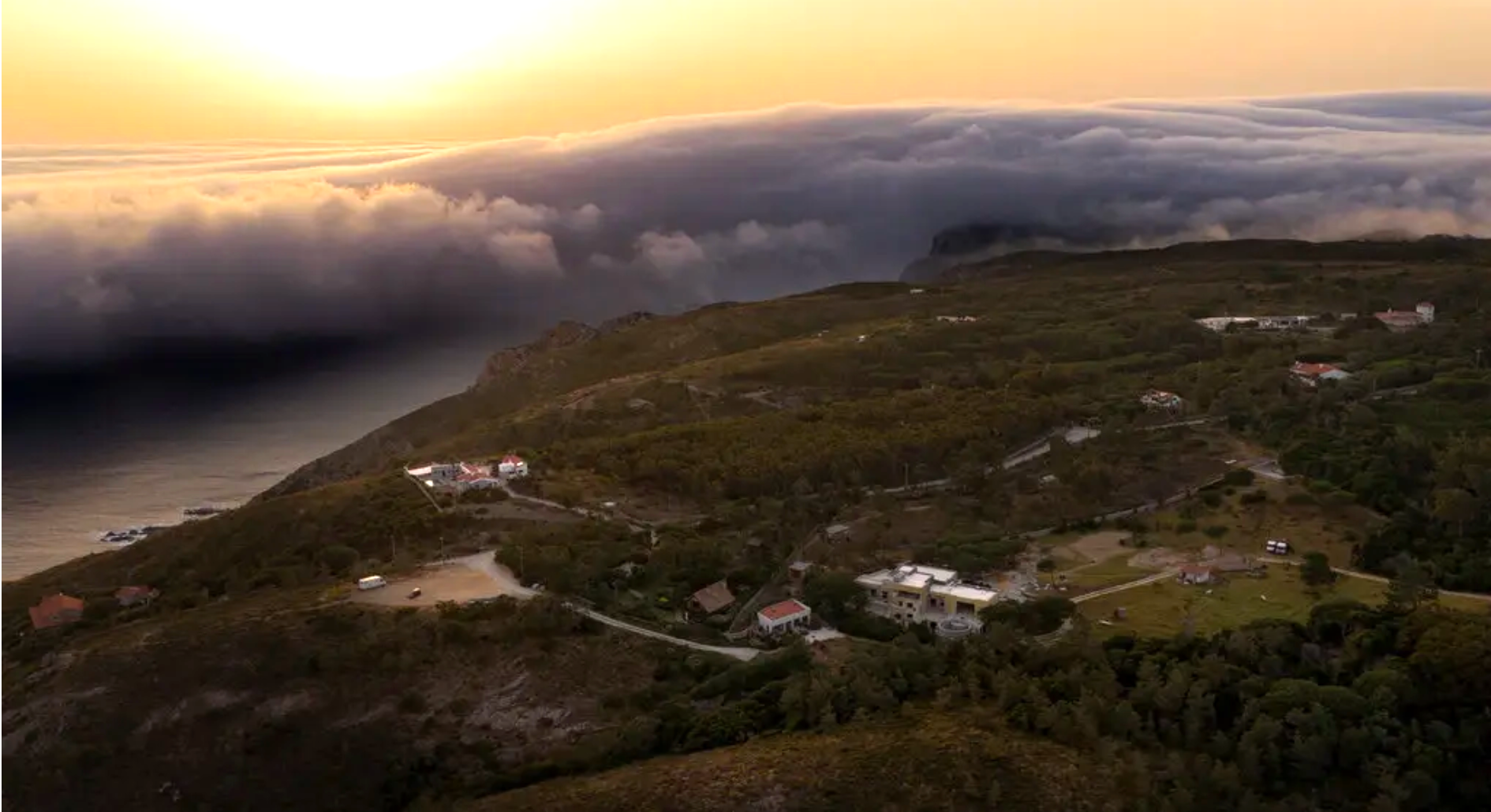Un « nuage tsunami » balaie la côte portugaise - Photo 2. mây sóng thần - Ảnh 2.