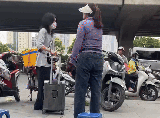 Bà bán trà đá đuổi cô gái khỏi vỉa hè vì 'đứng vào chỗ bán hàng', công an lập hồ sơ xử lý - Ảnh 1.