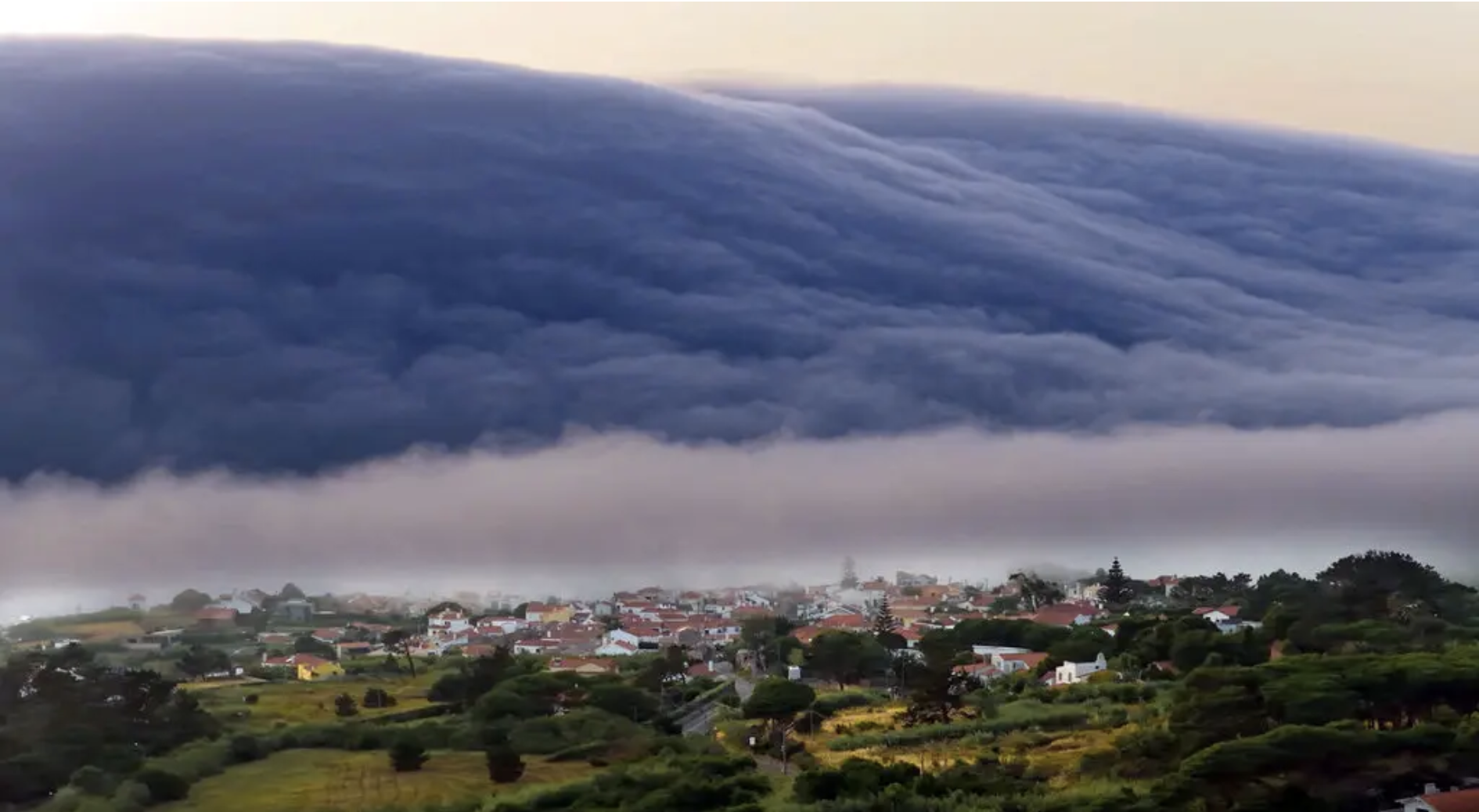 Un « nuage tsunami » balaie la côte portugaise - Photo 1. mây sóng thần - Ảnh 1.