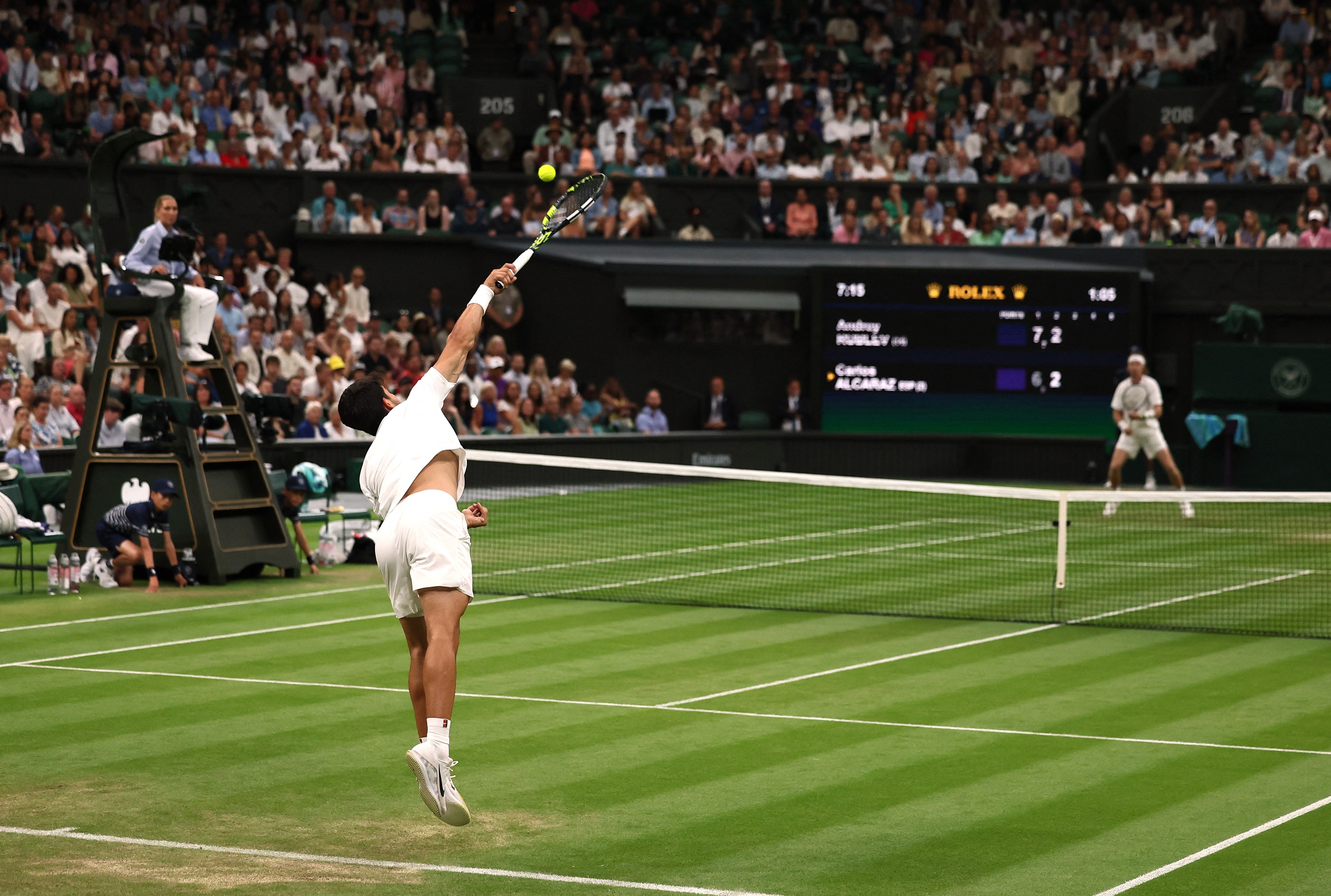 Alcaraz nén đau để thi đấu tại Wimbledon - Ảnh 3.