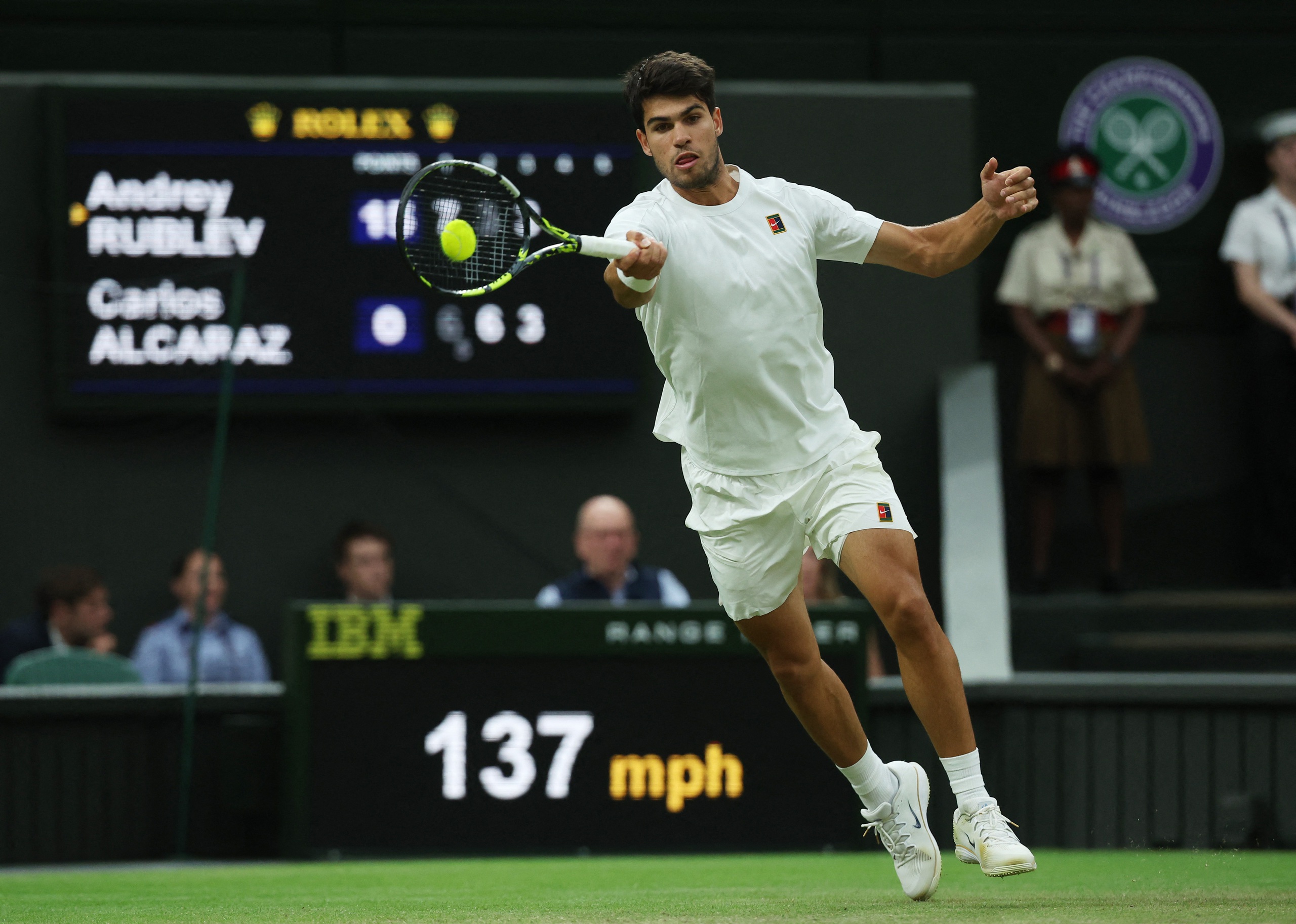 Alcaraz nén đau để thi đấu tại Wimbledon - Ảnh 1.