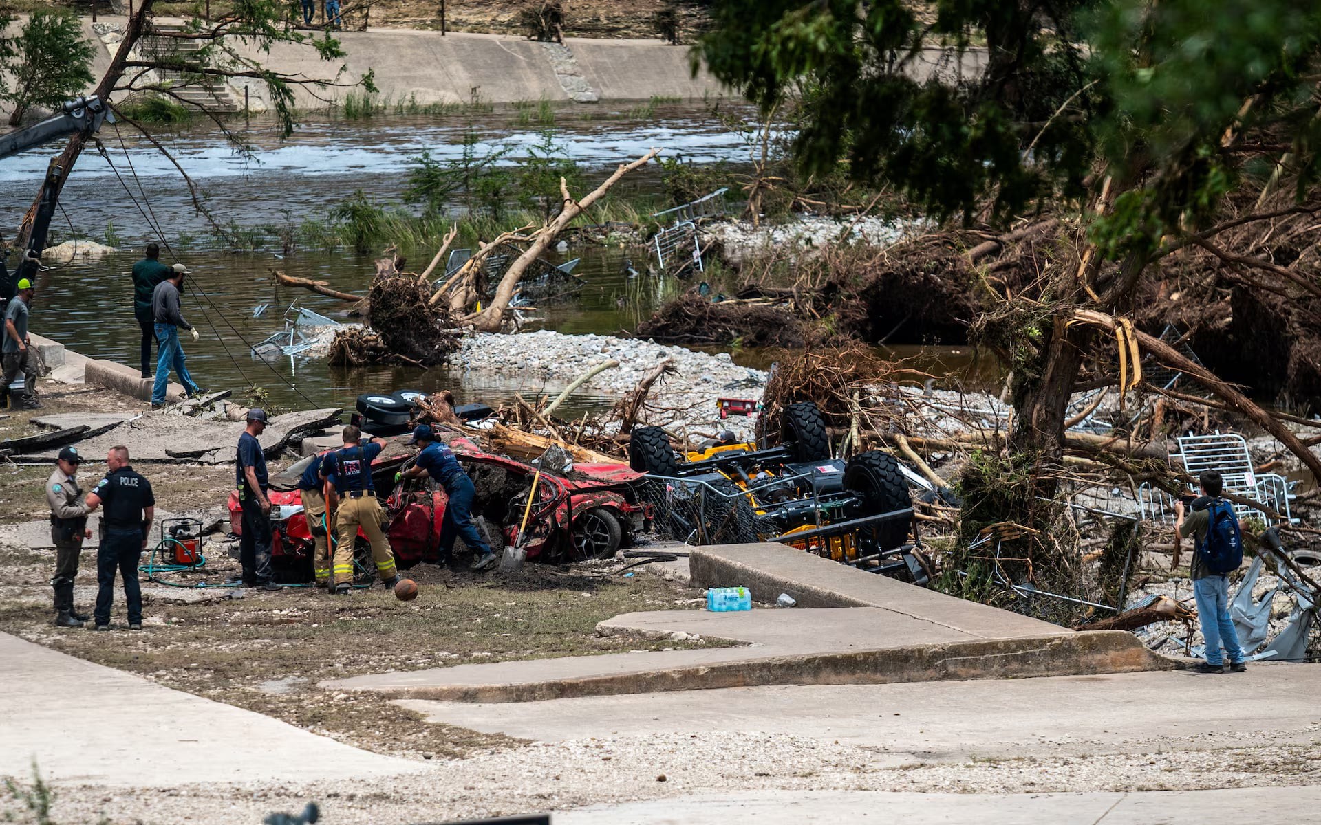 Texas flood toll passes 100 as more bodies recovered- Ảnh 1.