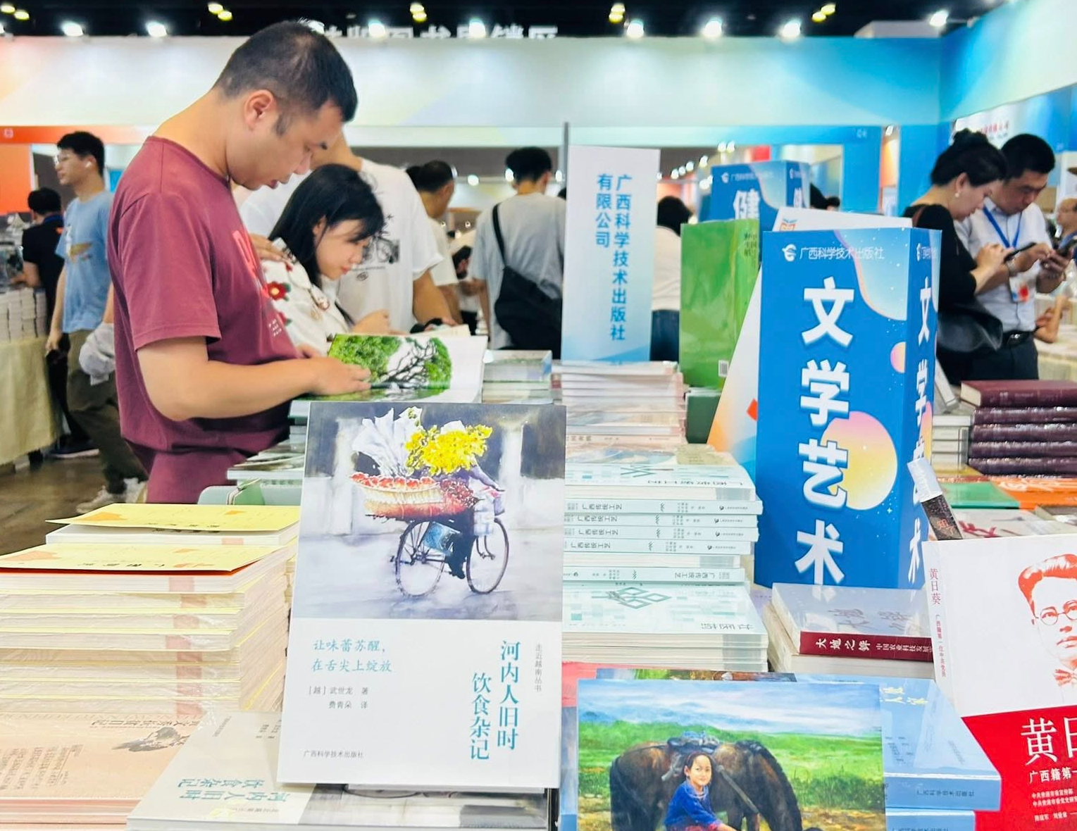 Hanoians, a versão chinesa da história sobre comer e beber, ganhou um prêmio na China - Foto 2. Người Hà Nội - Ảnh 2.
