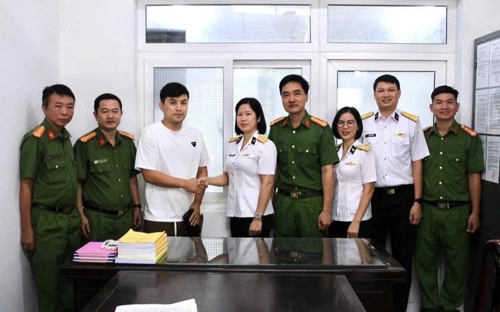 Norwegian tourist hands over lost wallet to police in south-central Vietnam- Ảnh 1. Norwegian tourist hands over lost wallet to police in south-central Vietnam- Ảnh 1.