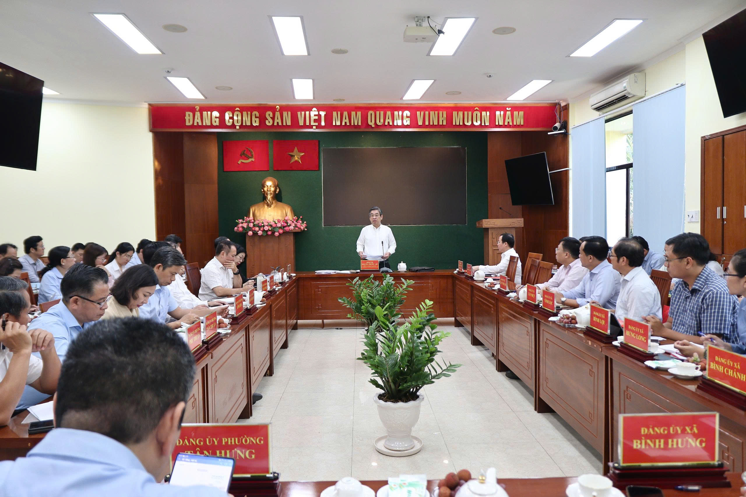 Phó bí thư Nguyễn Phước Lộc làm việc với đảng ủy 17 phường xã TP.HCM - Ảnh 1.