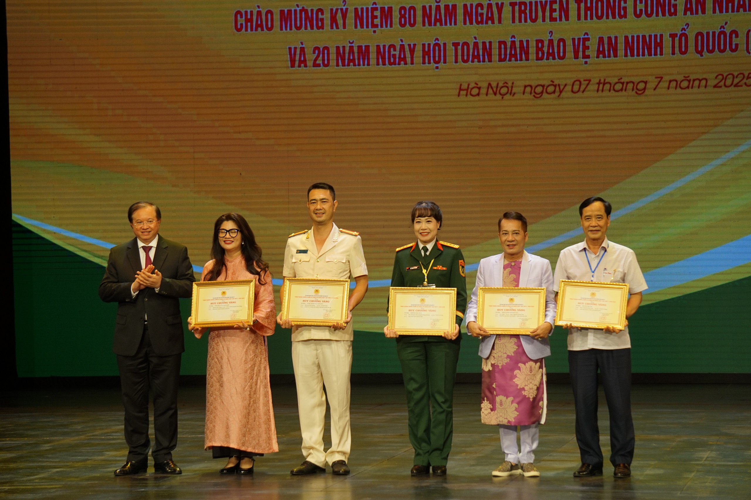 5 vở diễn và 50 diễn viên được trao huy chương vàng tại Liên hoan sân khấu về người chiến sĩ công an - Ảnh 3.