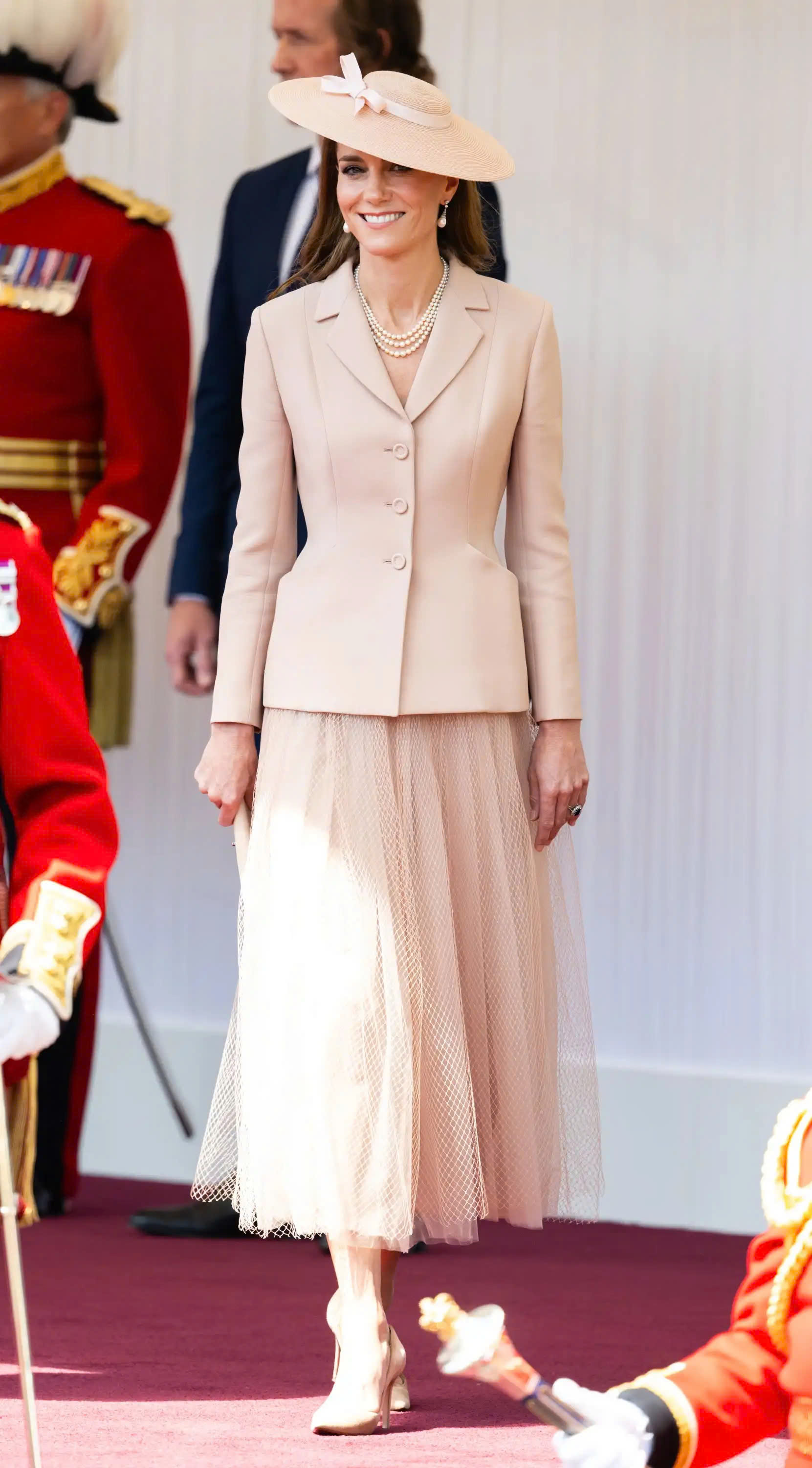 Công nương Kate Middleton lần đầu diện Dior đón Tổng thống Pháp đến Vương quốc Anh - Ảnh 3. Kate Middleton - Ảnh 3.