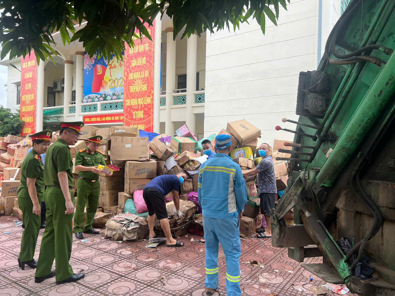 Tiêu hủy 25 tấn hàng giả, hàng kém chất lượng tại làng nghề La Phù - Ảnh 2.
