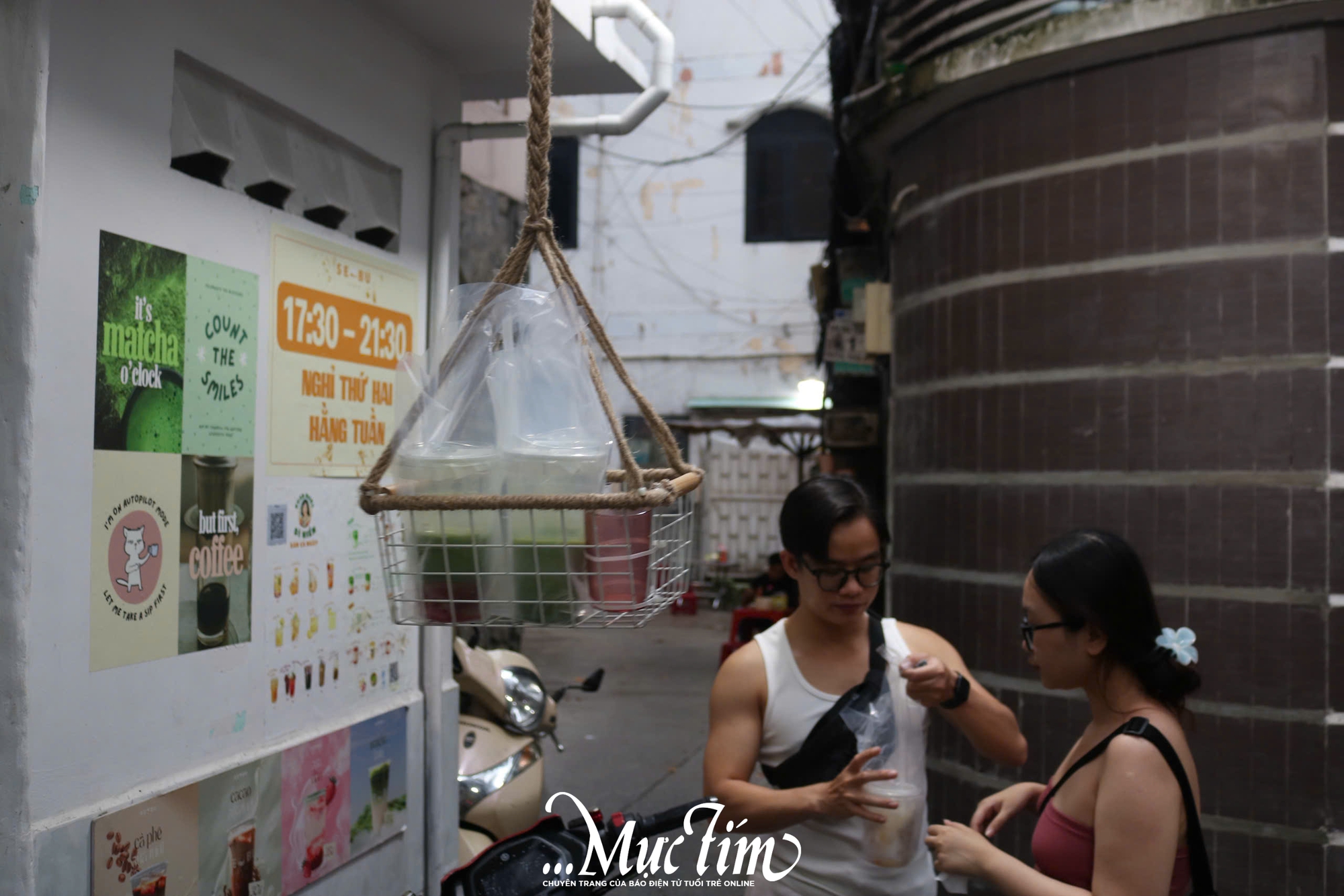 Quán nước “thả treo” độc lạ hút giới trẻ Sài thành  - Ảnh 4.