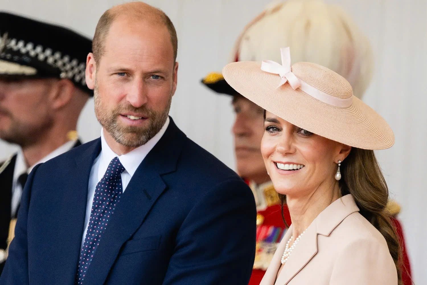 Công nương Kate Middleton lần đầu diện Dior đón Tổng thống Pháp đến Vương quốc Anh - Ảnh 7. Kate Middleton - Ảnh 7.