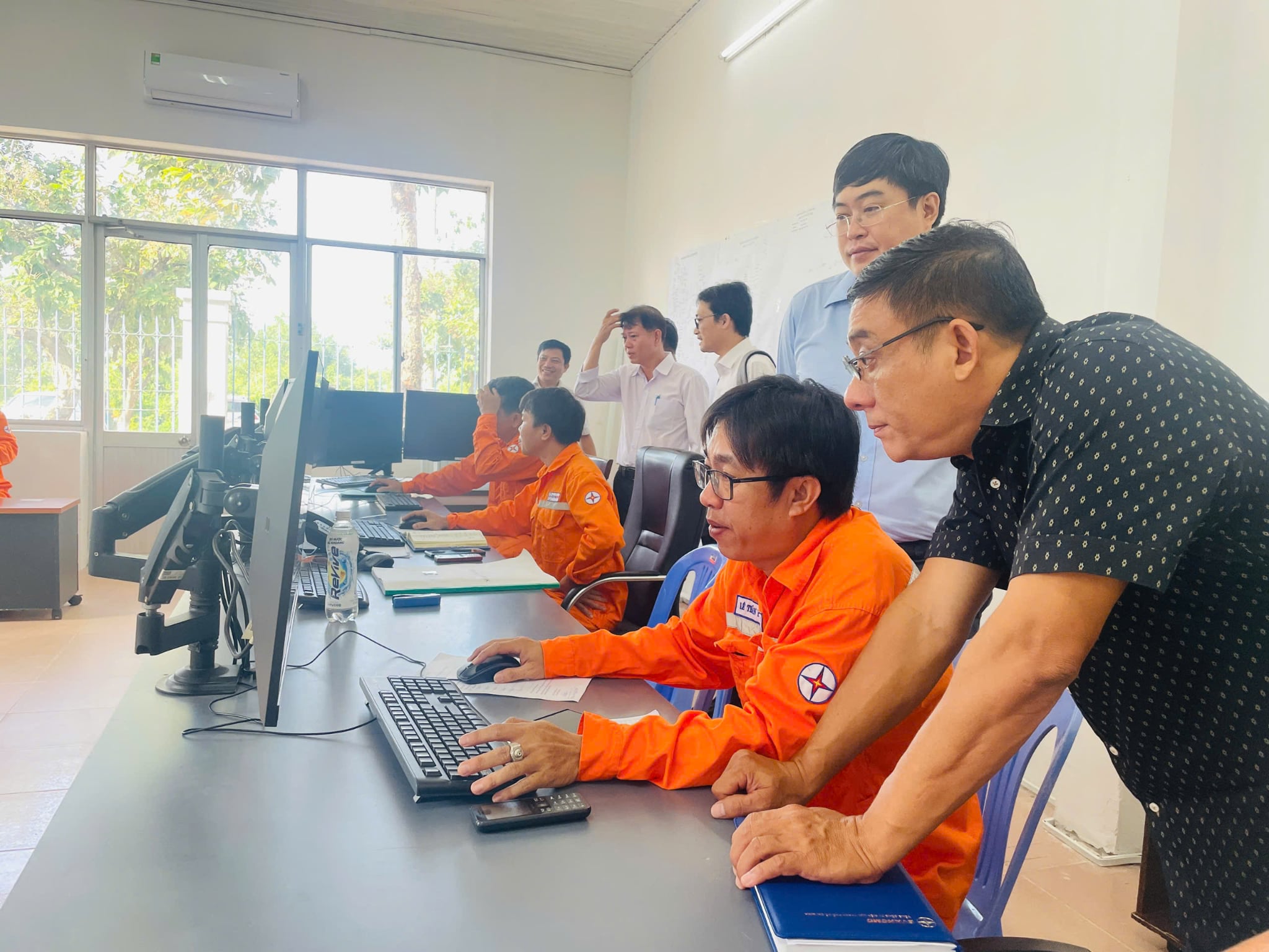 TP.HCM thành lập 9 công ty điện lực mới sau sáp nhập, người dân nắm bắt để tránh nạn lừa đảo - Ảnh 2.